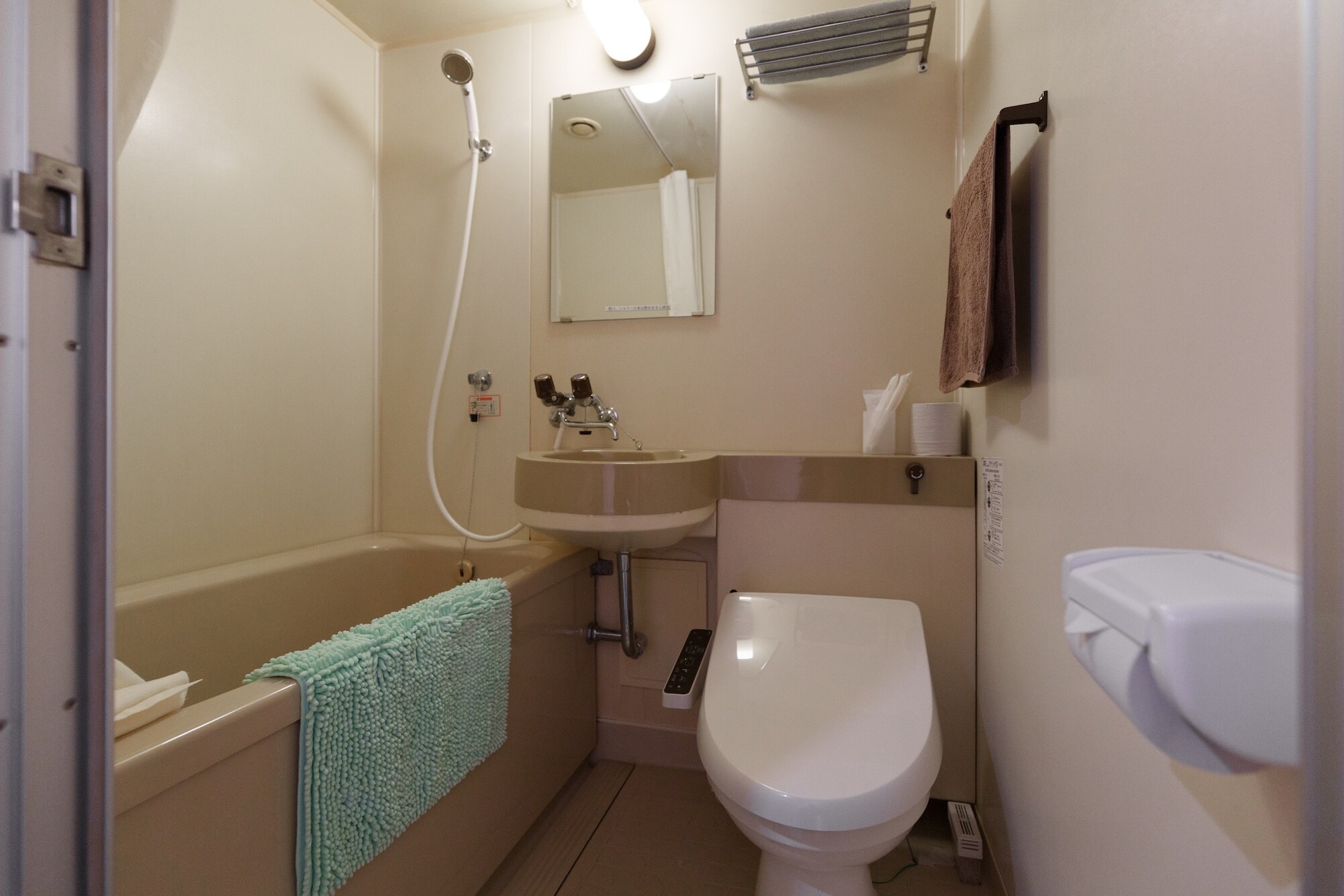 Twin room with unit bath
