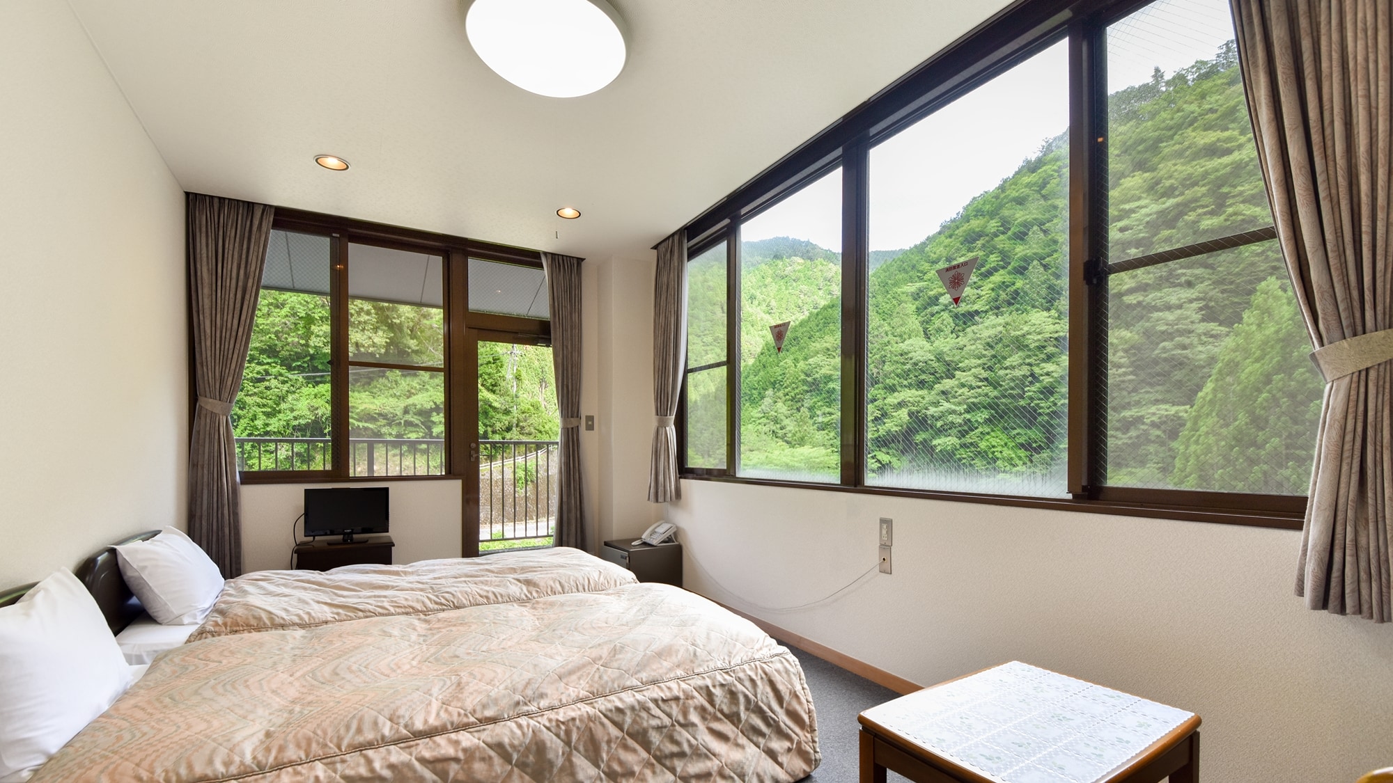 ※【西式房間（例）】角落房間的雙床房。河水的聲音和山景令人心曠神怡。