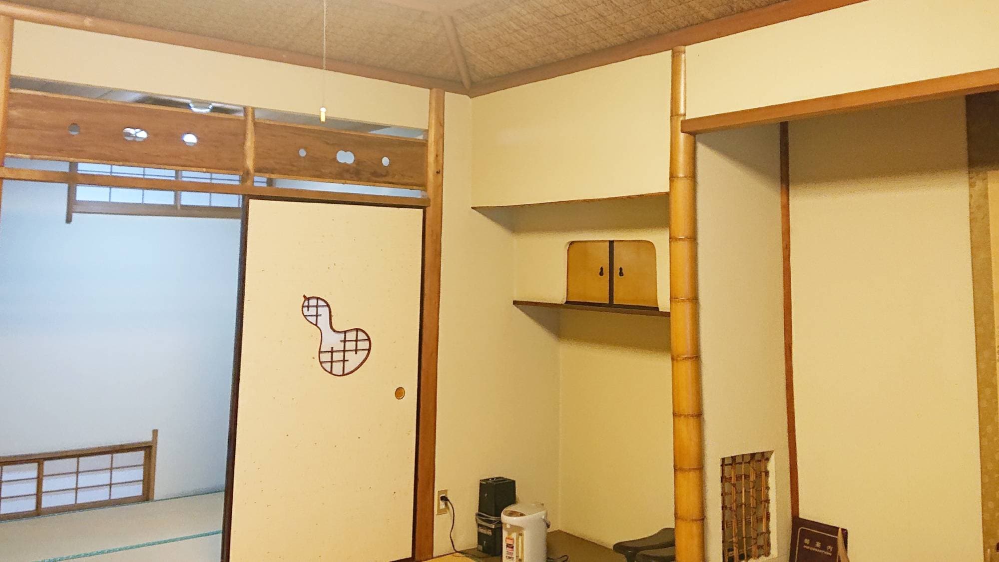 ・ ตัวอย่างห้องสไตล์ญี่ปุ่นที่มี 10 เสื่อทาทามิ (เพดาน)