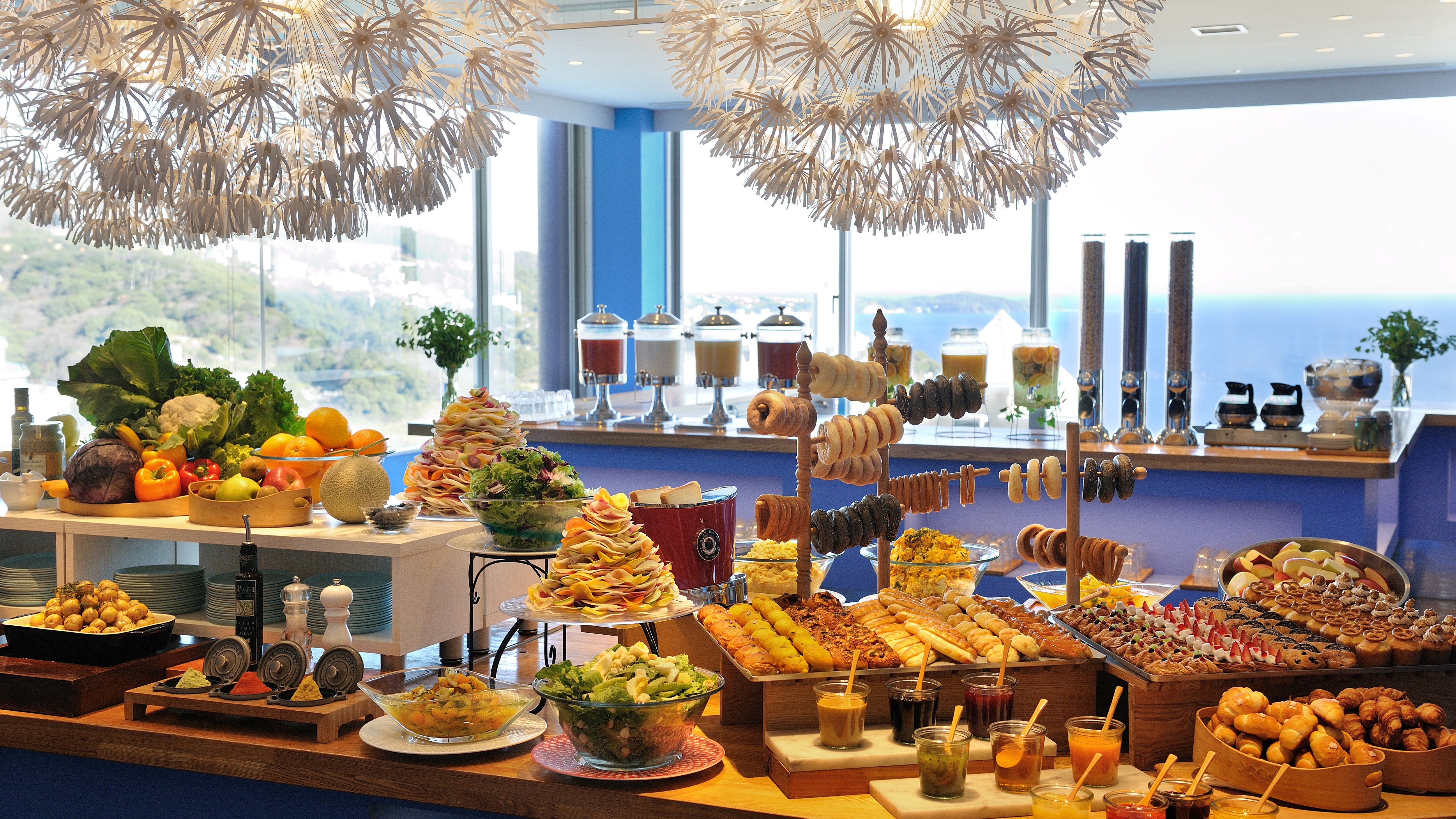 Buffet Dining "Mogumogu" dish examples