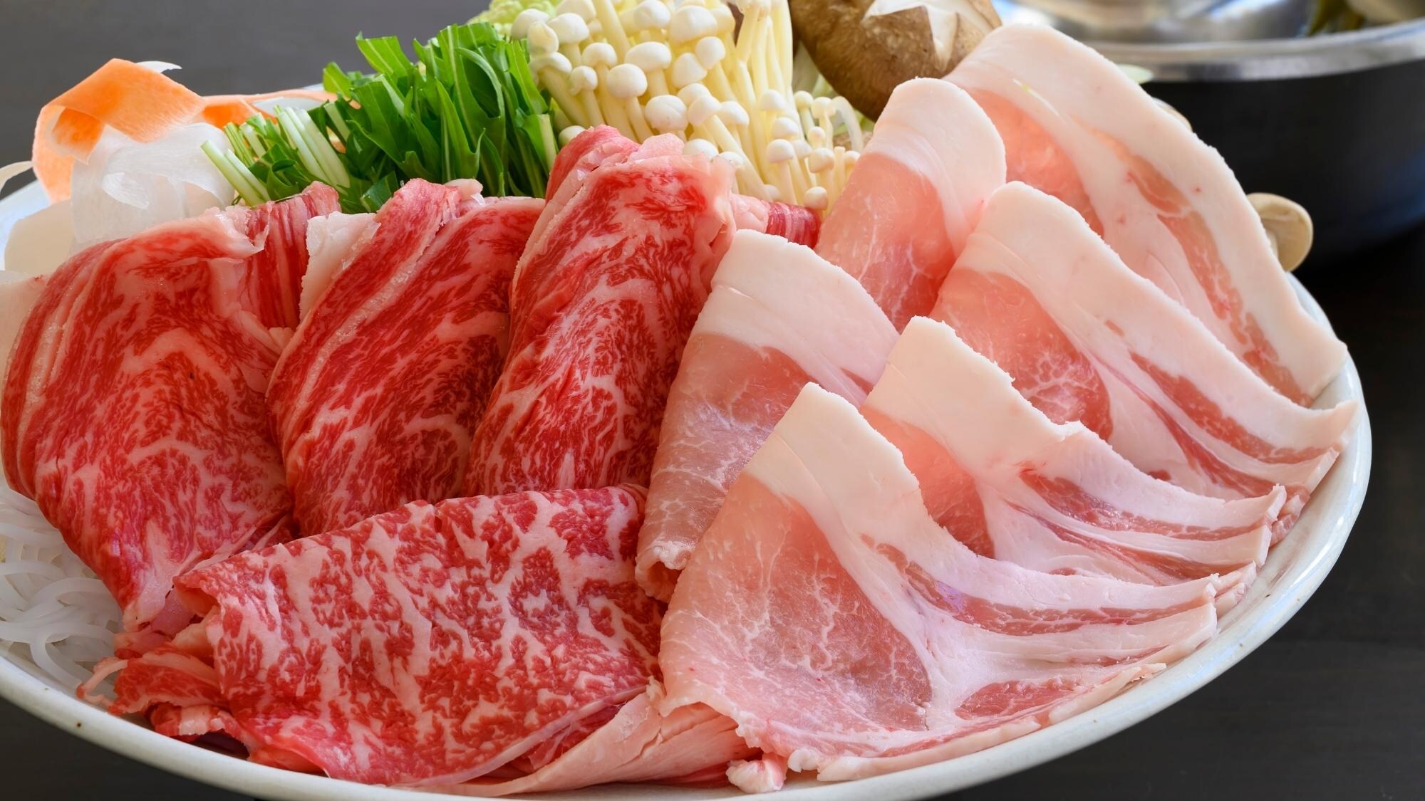 Shabu-shabu dengan merek lokal "Zao beef". Anda bisa menikmati rasa daging sapi Zao apa adanya.