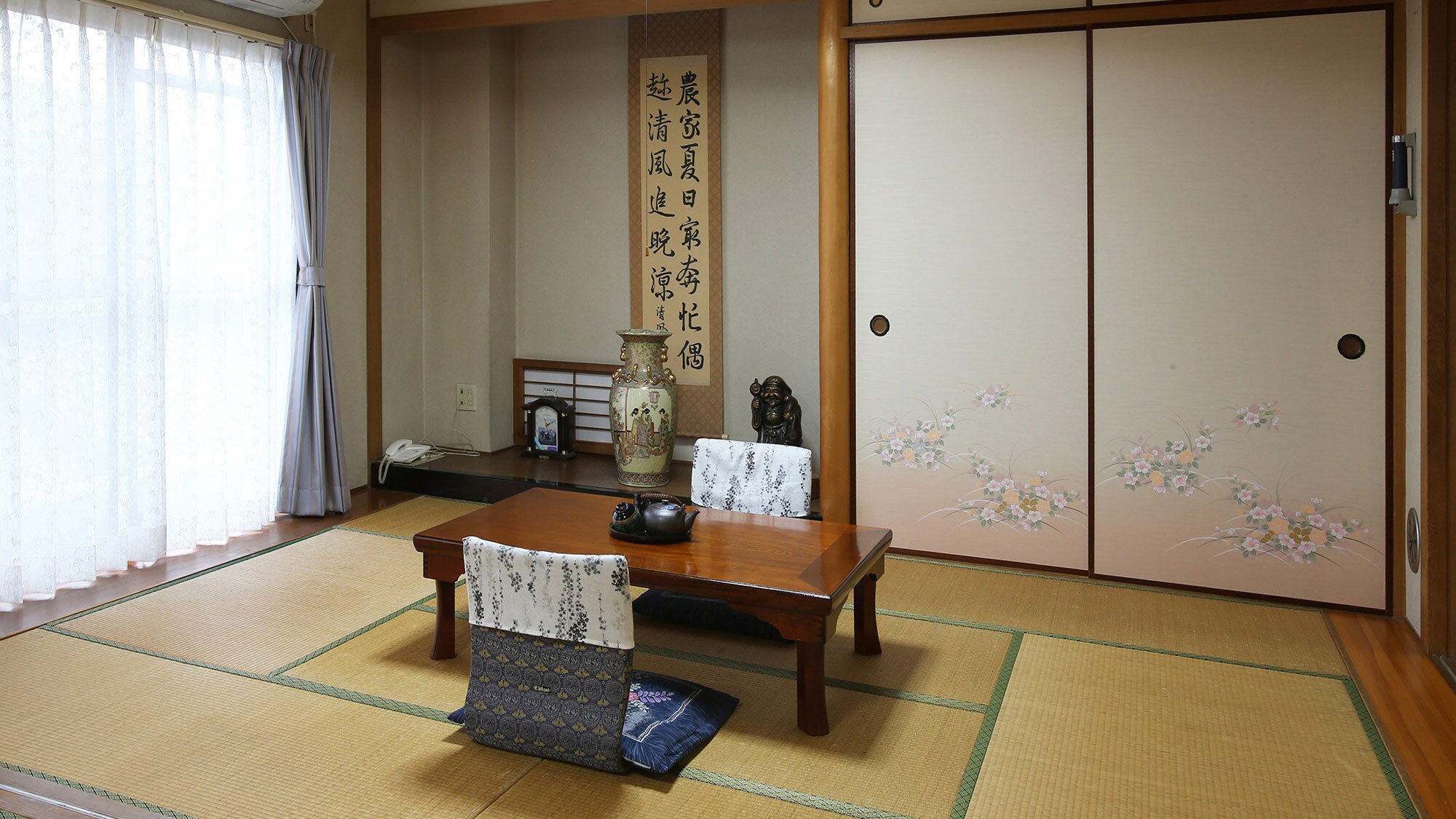 ・ Japanese-style room 12 tatami mats