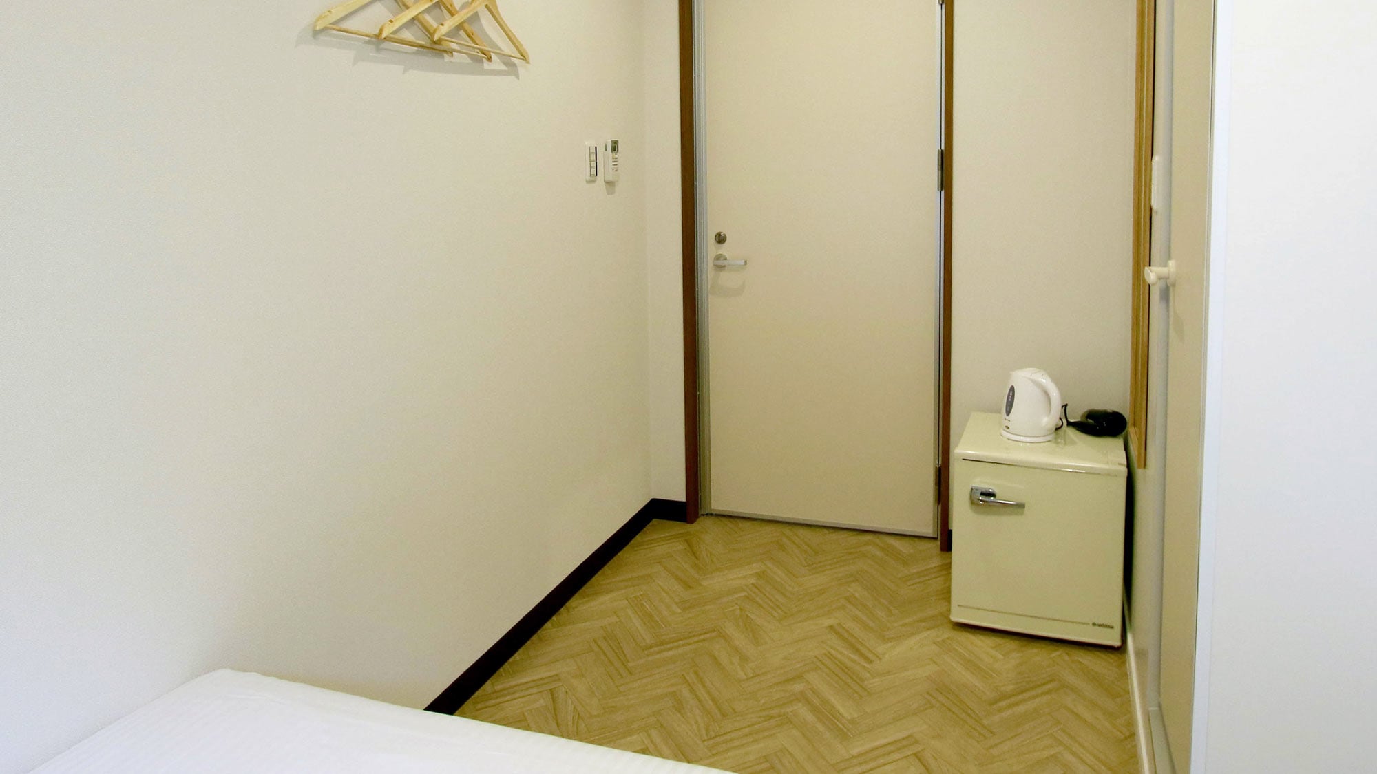 * Standard twin (example) There is an electric kettle and a refrigerator right next to the entrance.