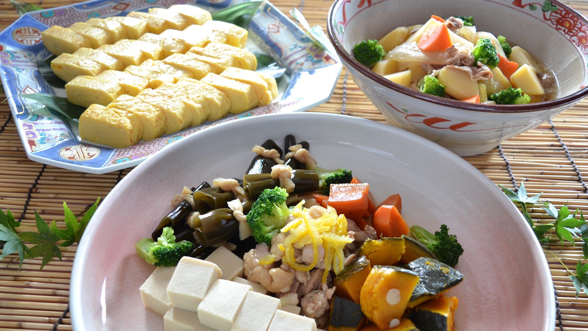 ◆Breakfast: 3 types of Japanese side dishes (egg roll, meat and potatoes, mixed vegetables)