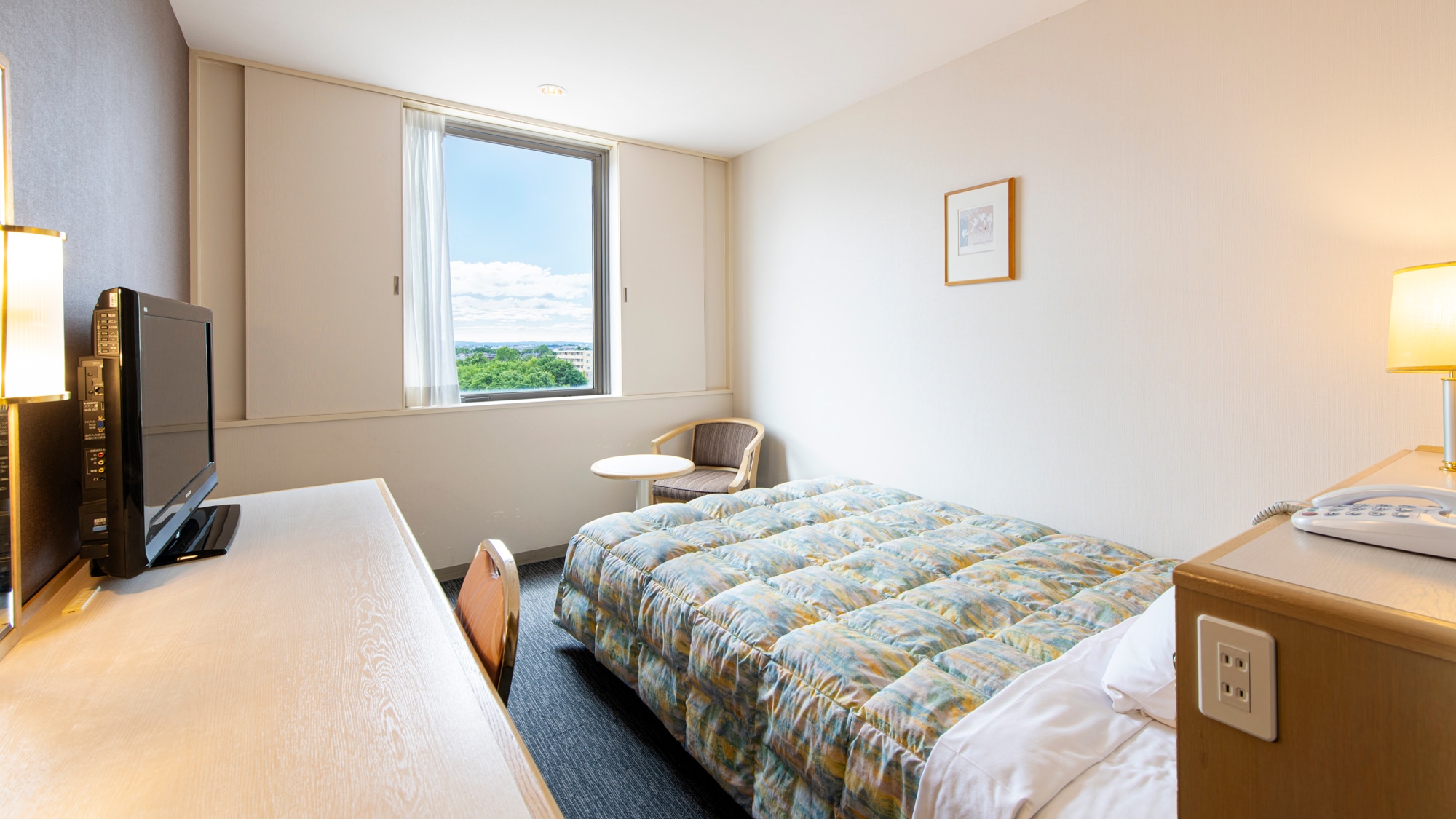 *Kamar tidur tunggal/Nyaman dengan tempat tidur semi-double yang luas! Termasuk kursi dan meja, sehingga ideal untuk pelancong bisnis.