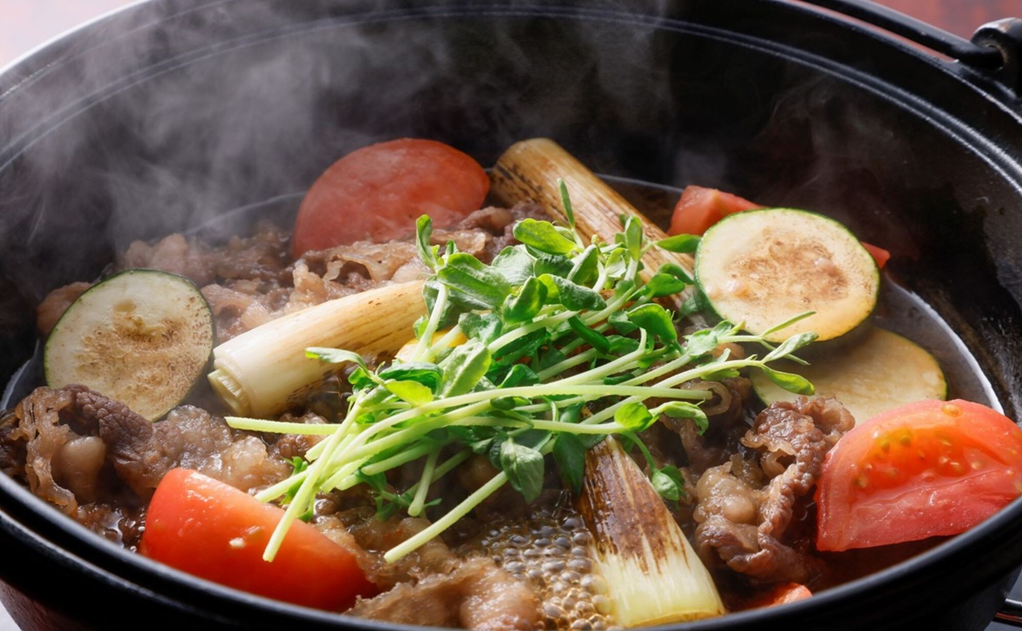 Ví dụ về món sukiyaki mùa hè: Sukiyaki tươi mát với rau mùa hè và thịt bò Tajima
