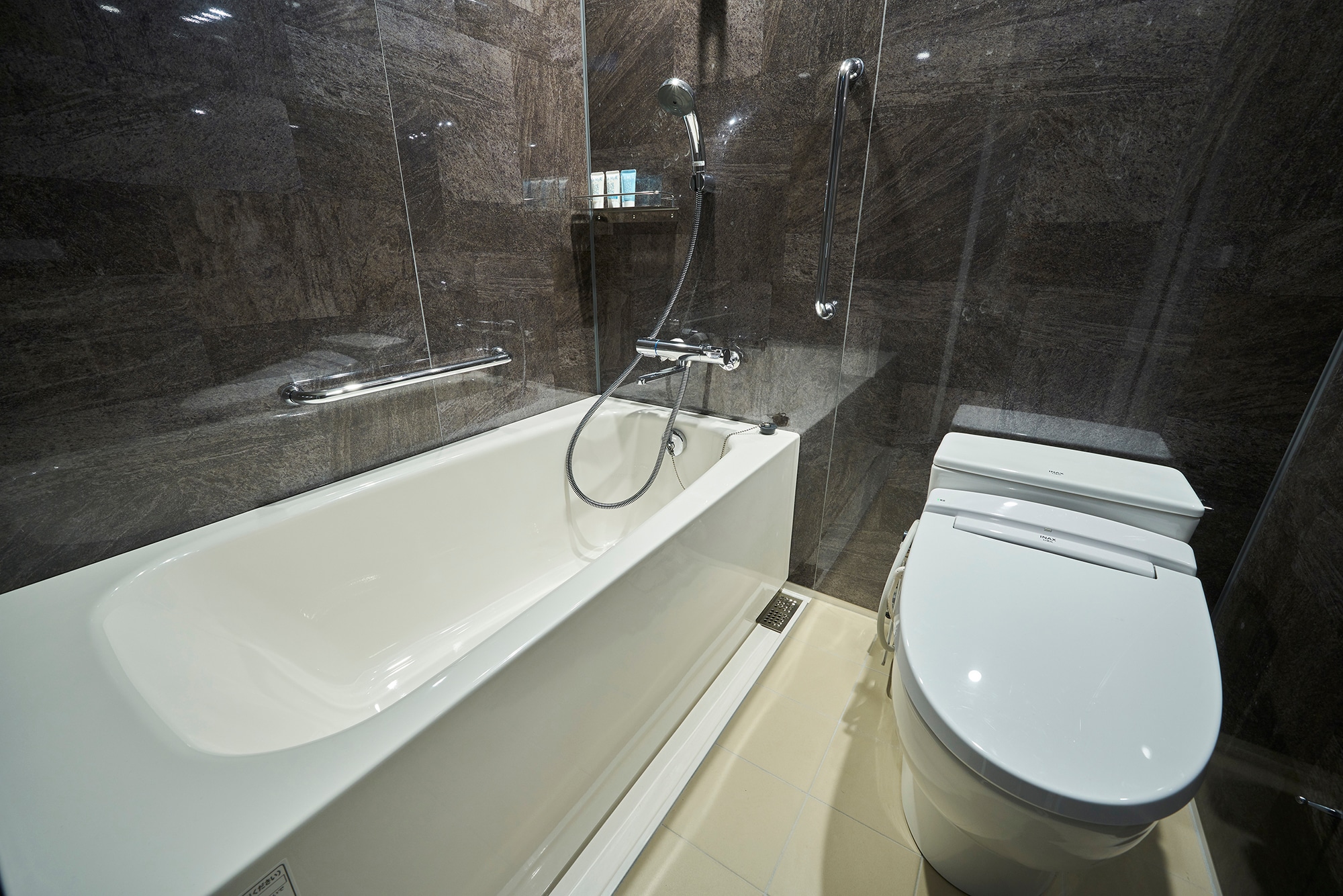 Deluxe corner twin (unit bath)
