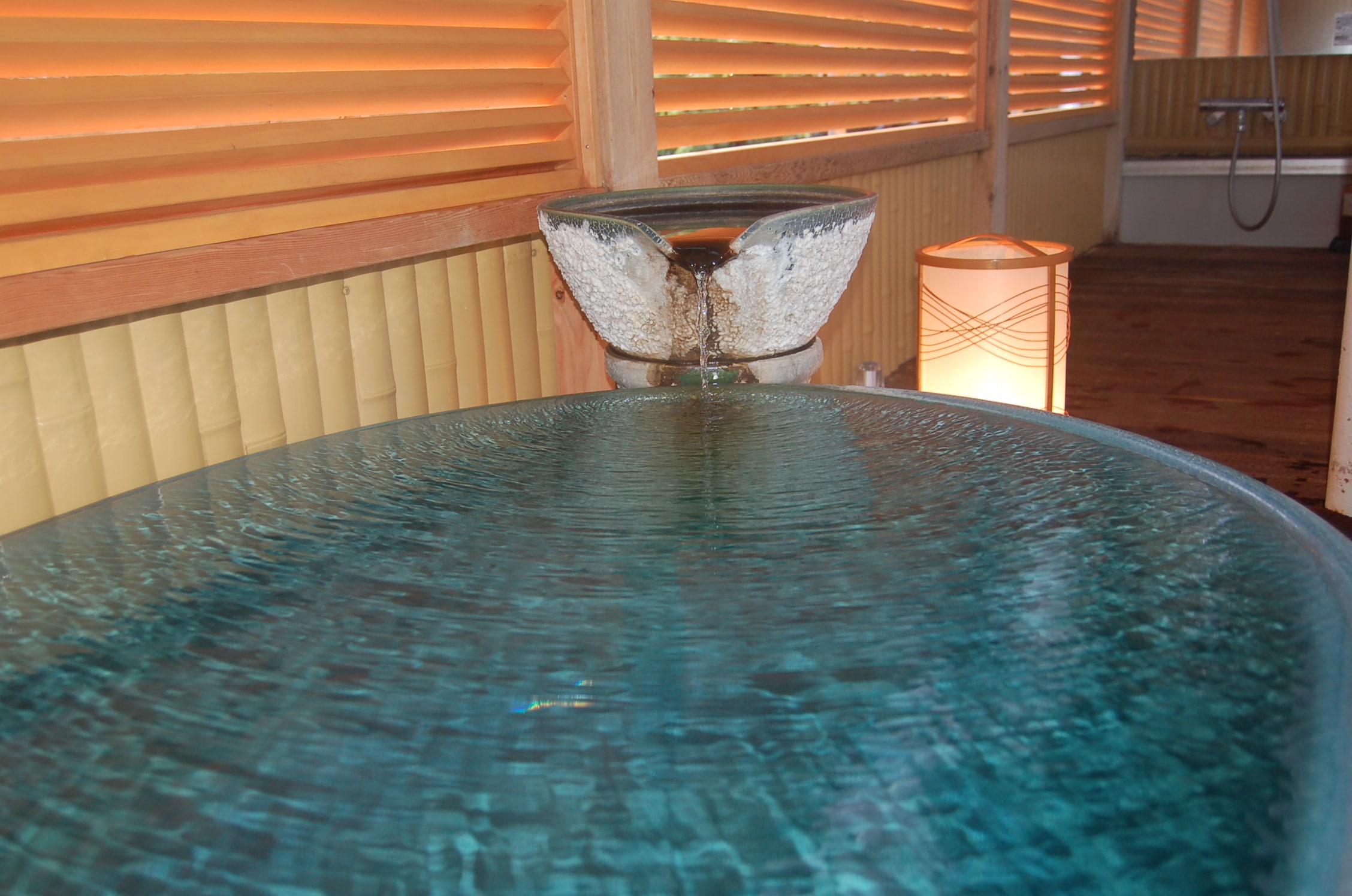 Guest room bath with semi-open-air bath