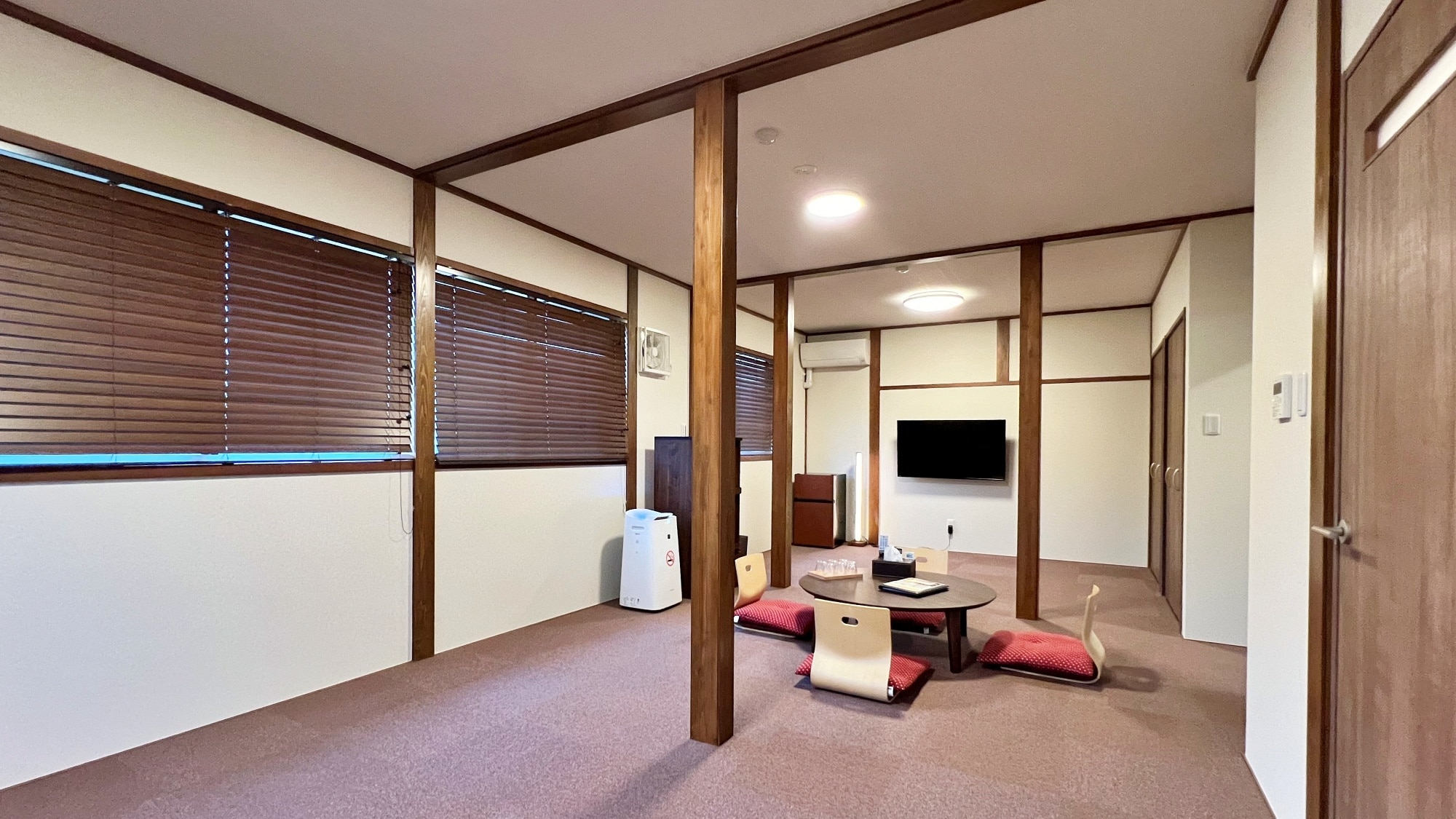 Deluxe Room (2-4 people) with bath, toilet and sink