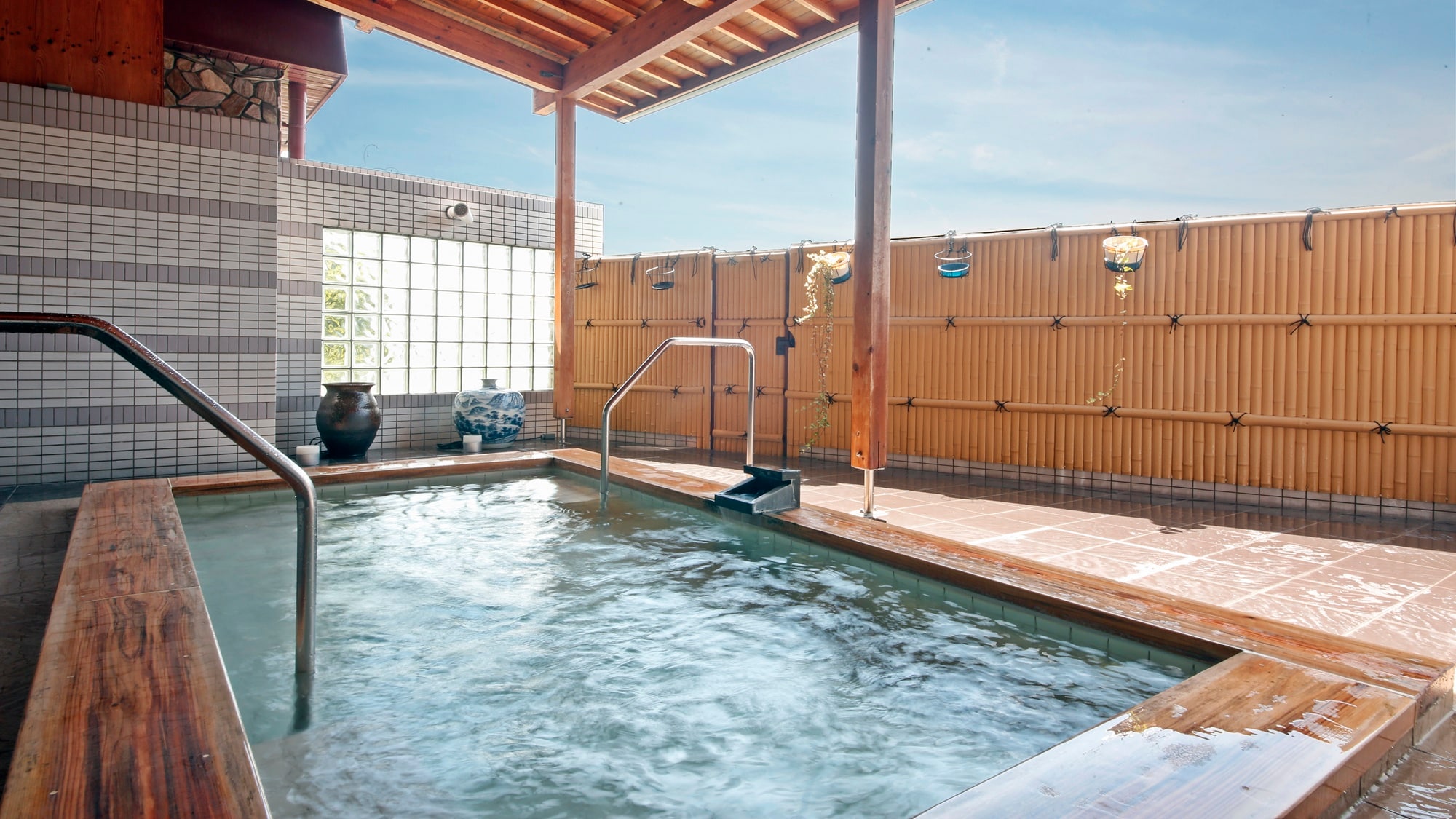 *[Hot spring] The outdoor baths and cypress baths are alternated for men and women.