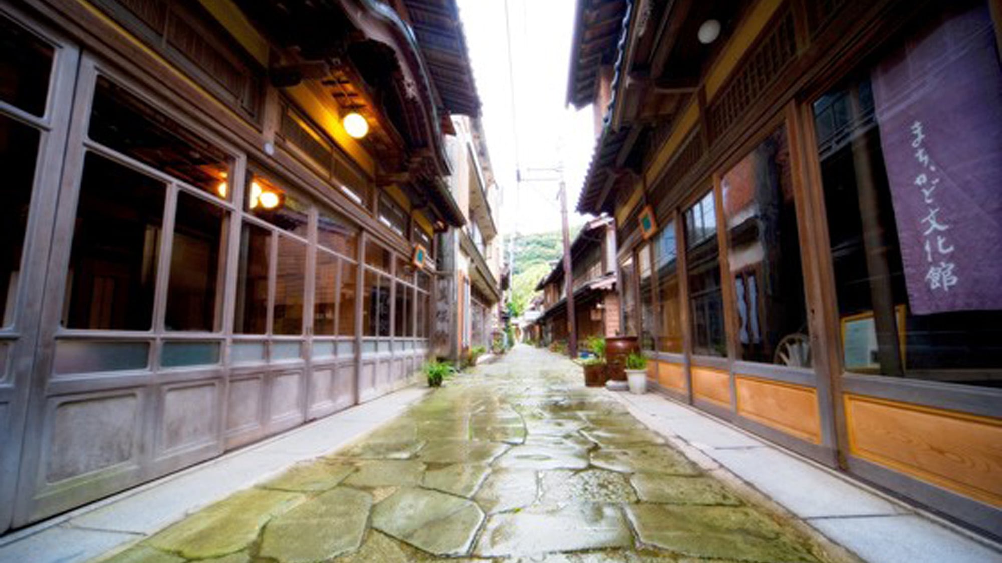 [Mihokan, separate from the main building] The two buildings face each other across the blue stone pavement street (daytime view)