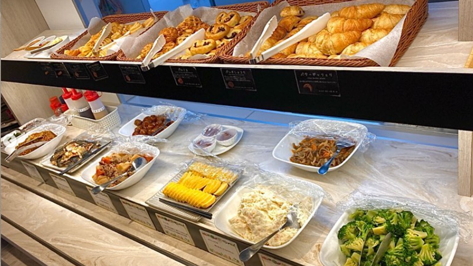 Contoh sarapan prasmanan