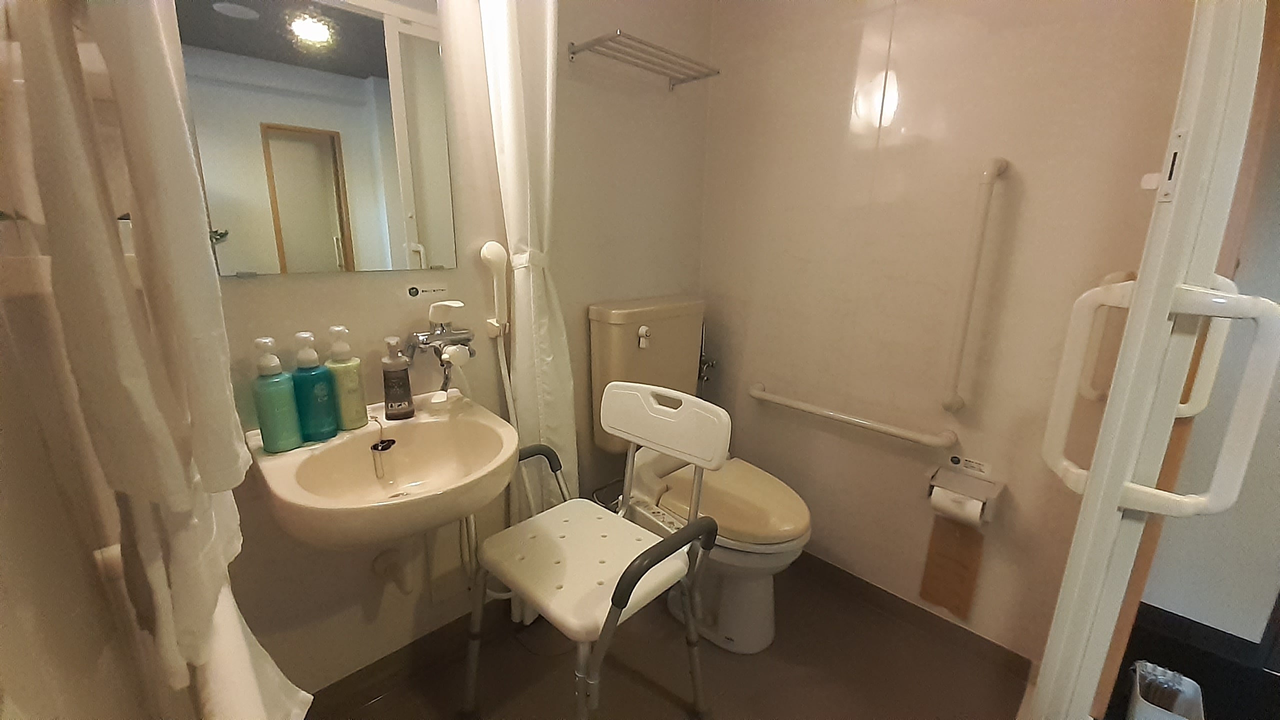 Bathroom (barrier-free room)