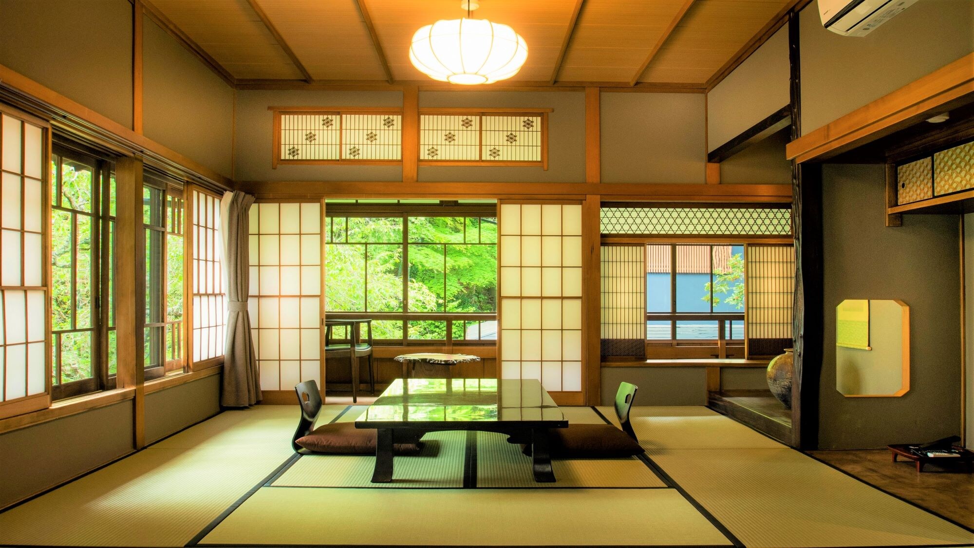 2nd floor [Registered tangible cultural property, with hot spring cypress bath] Old building, 2 beds, Hatsumamakusa