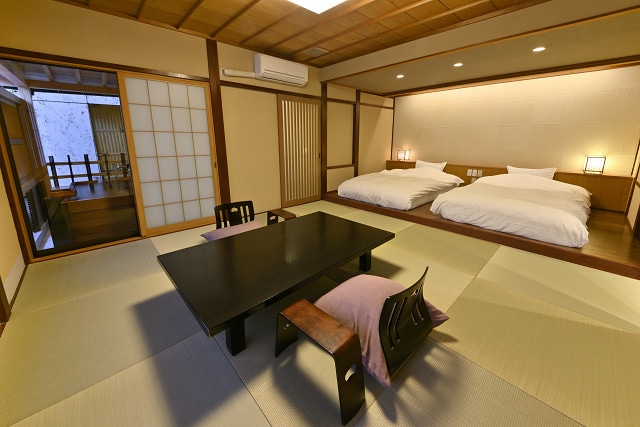 "The Deer Room" Honma and his bed