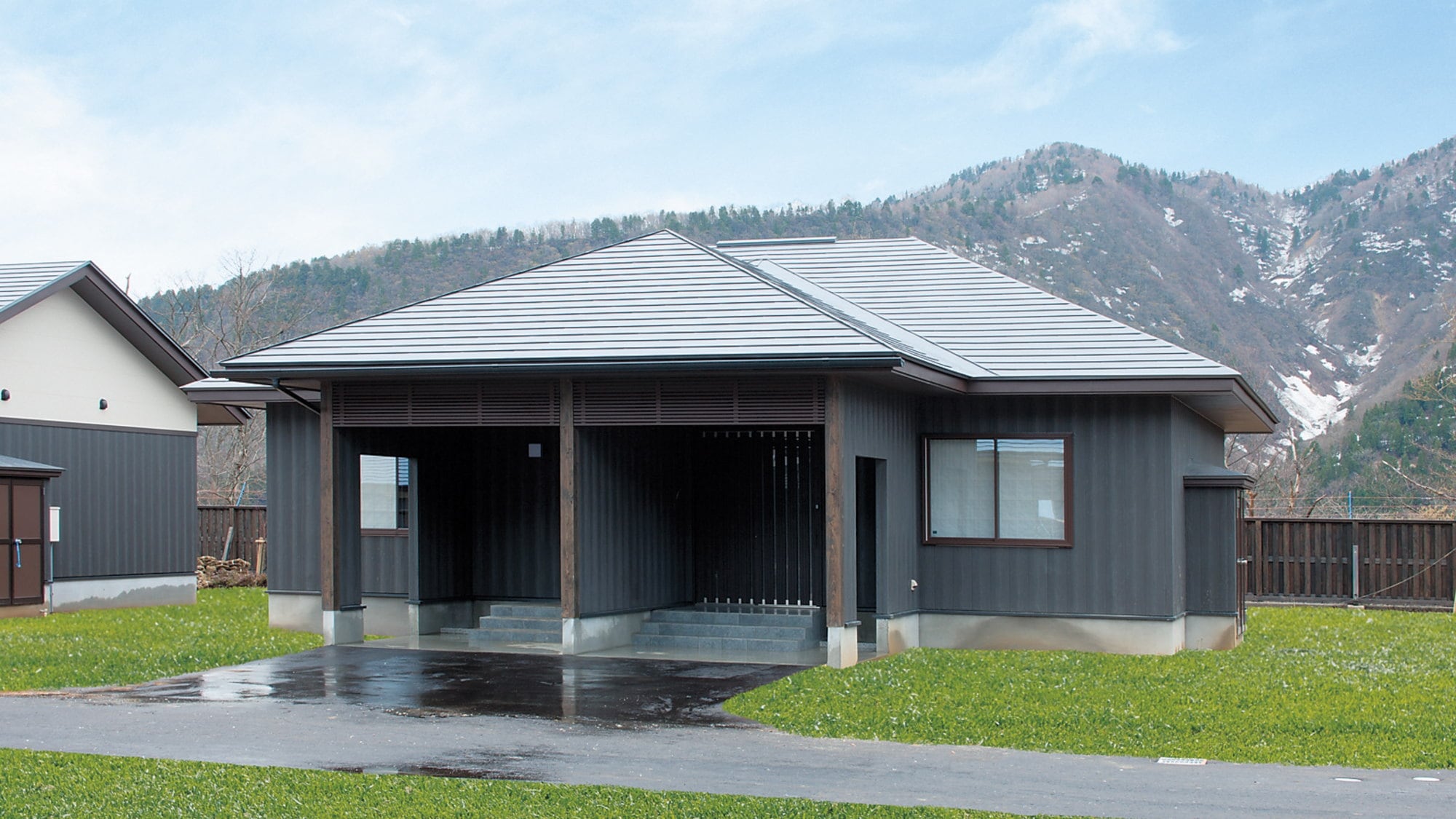 We have a lounge exclusively for Tateyama Bettei "Shikisai".