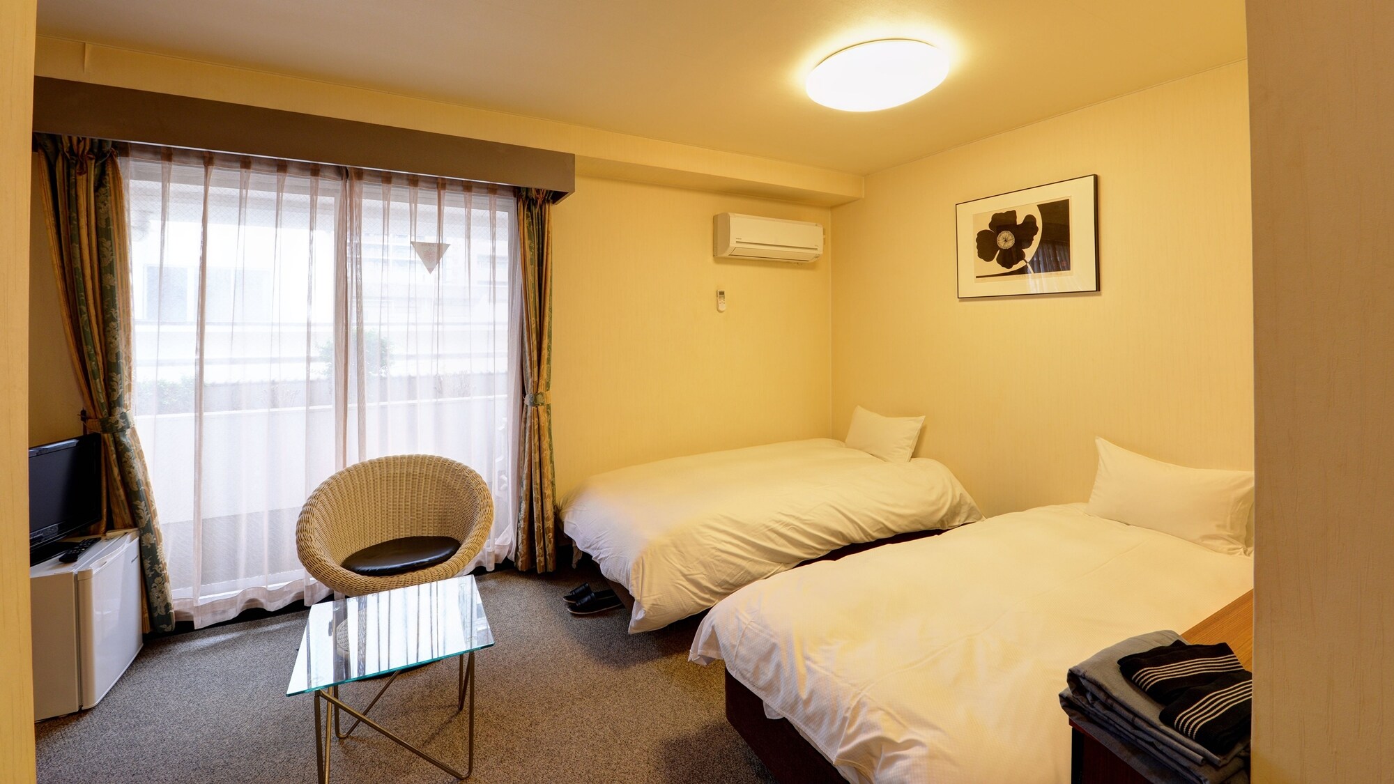 *Western-style Twin B (example of a guest room)/A chic and modern room. Sit back in the round chairs and relax.