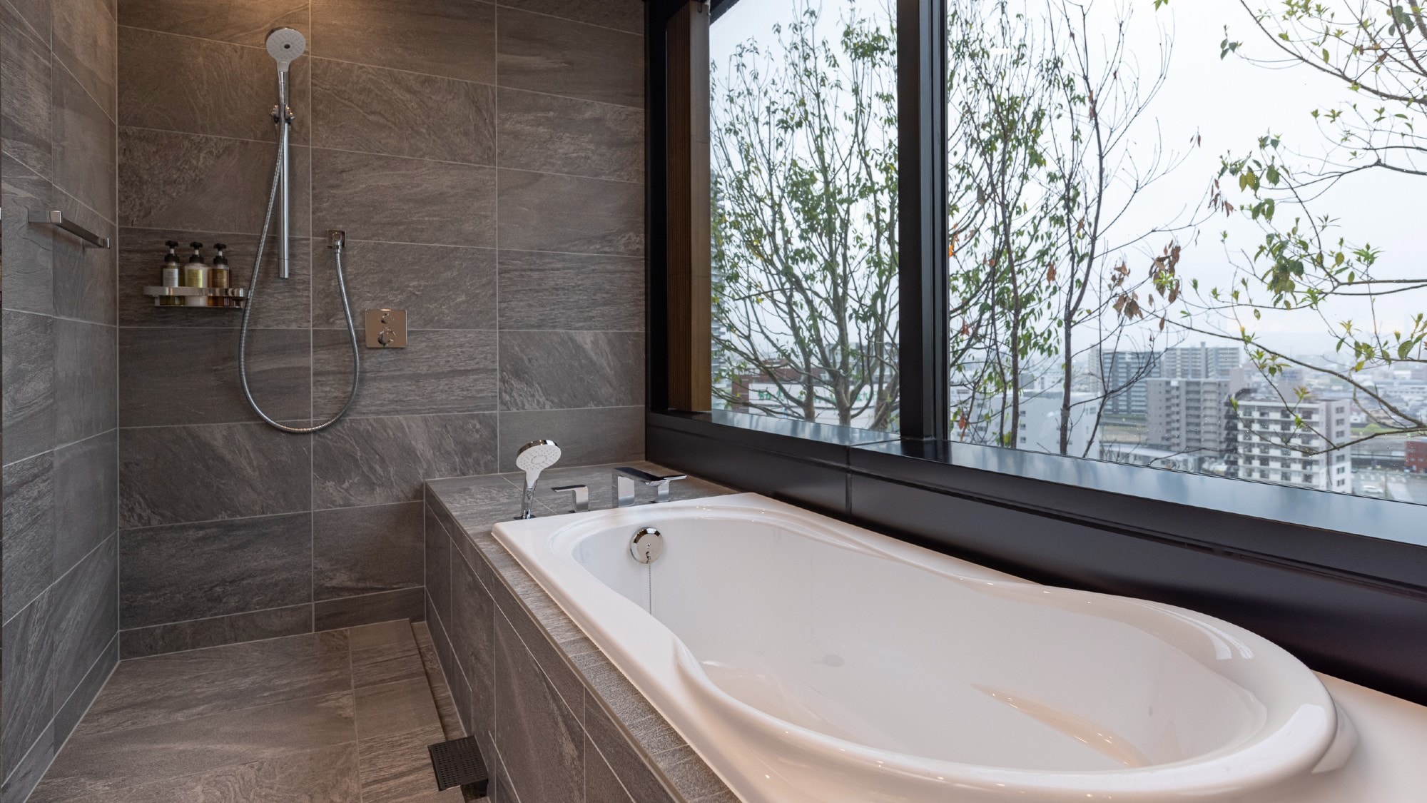 [Premium King/Premium Twin] A bathroom where you can enjoy the view of Kumamoto city.