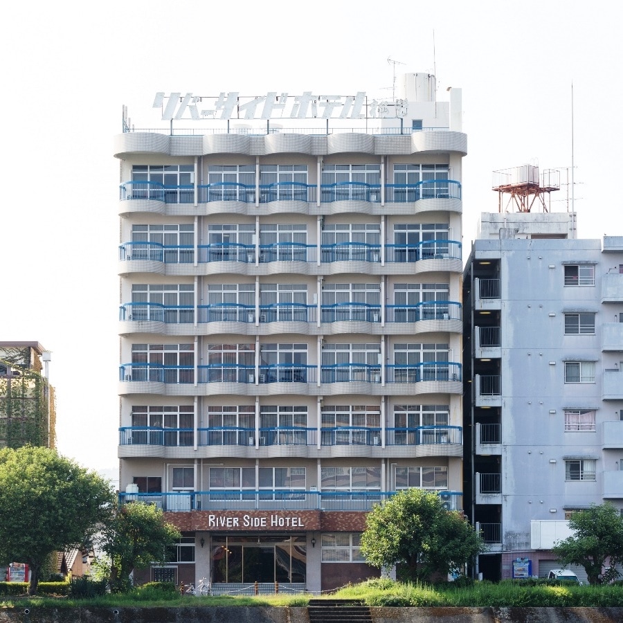 【外観】坂本龍馬も泳いだ鏡川のほとりで高知の滞在をお楽しみください