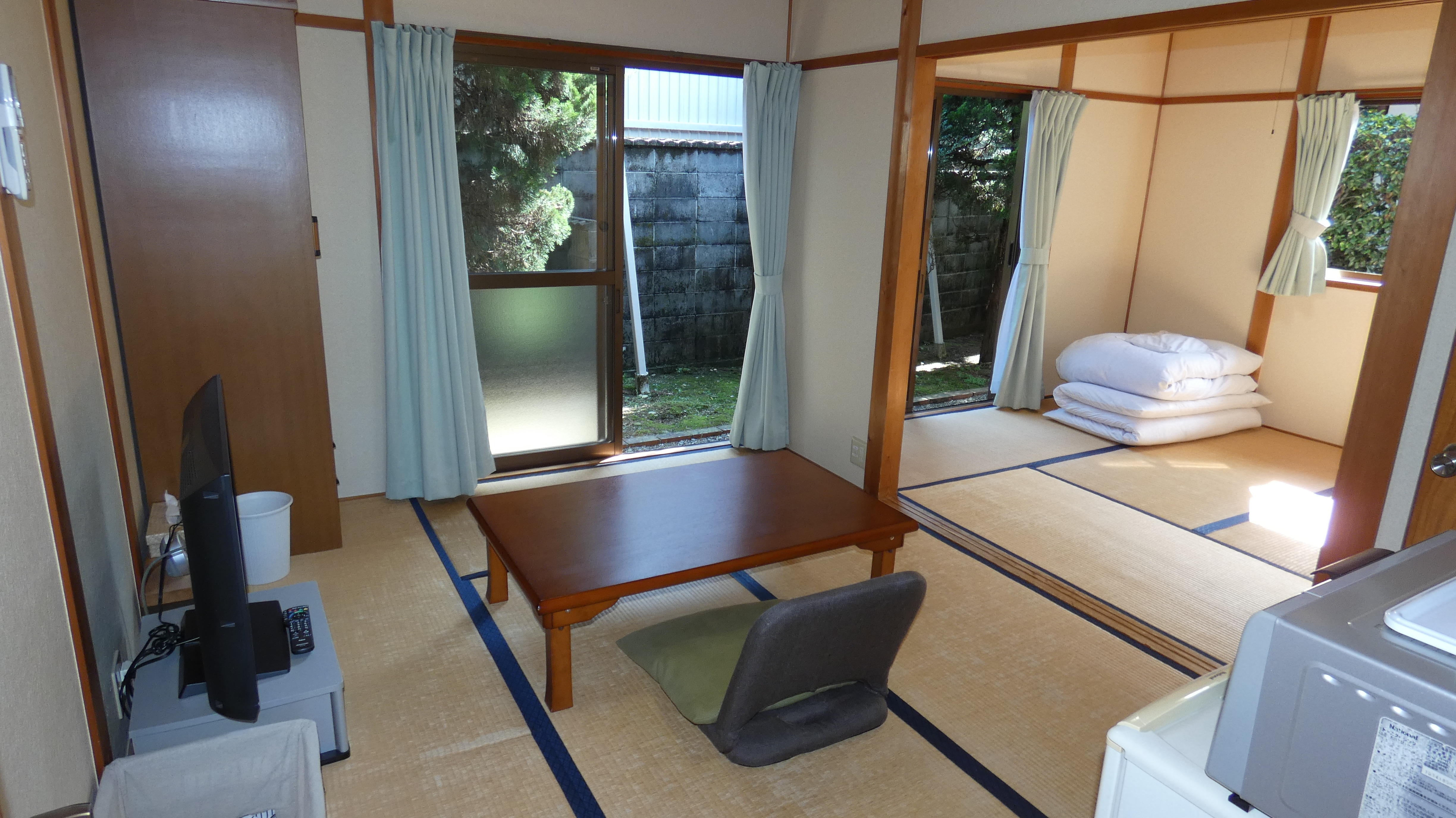 私人包場【日式房間10張榻榻米】最多4人OK 前面是桌子，後面是睡覺的地方。