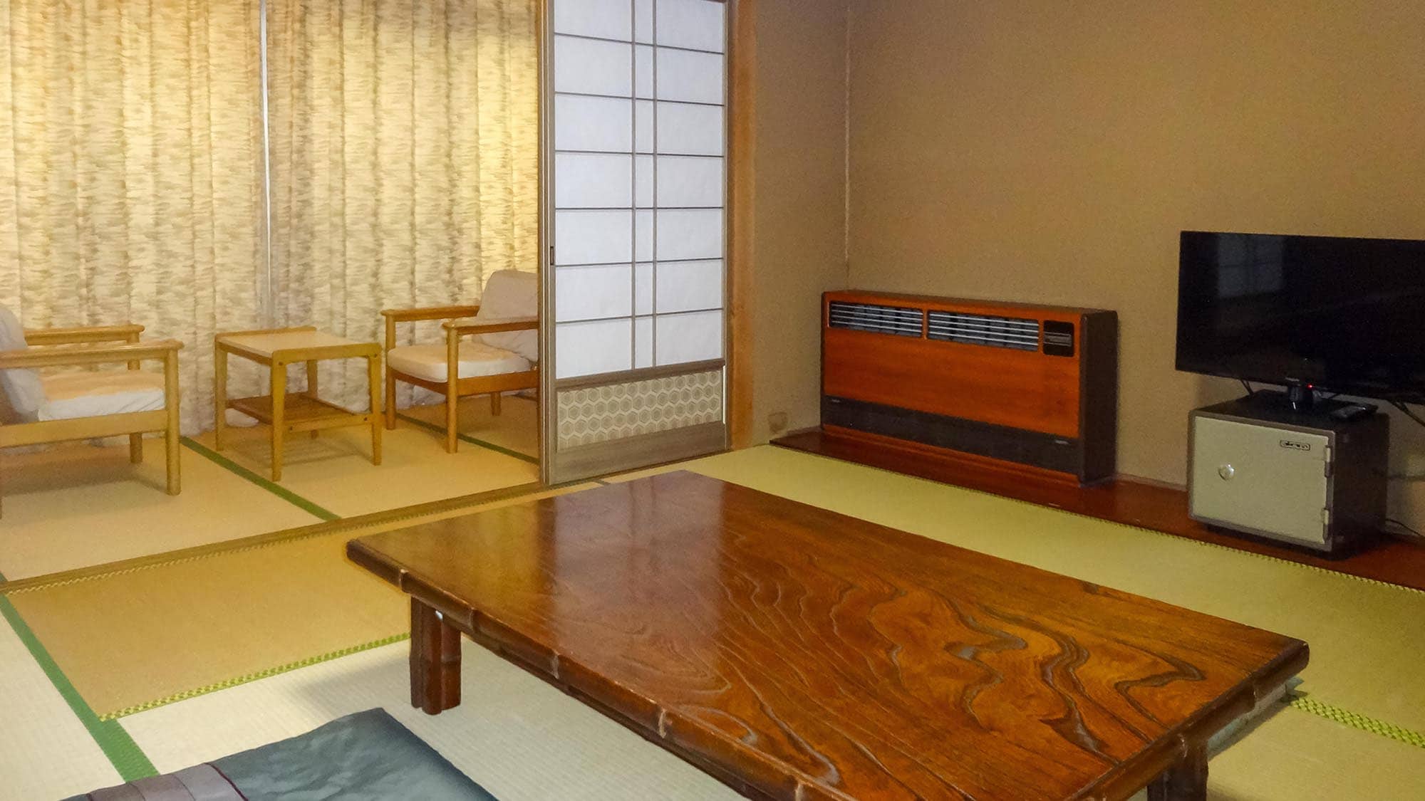 ・ Japanese-style room with 8 tatami mats. LCD TV, empty refrigerator and toilet are equipped with washlets.