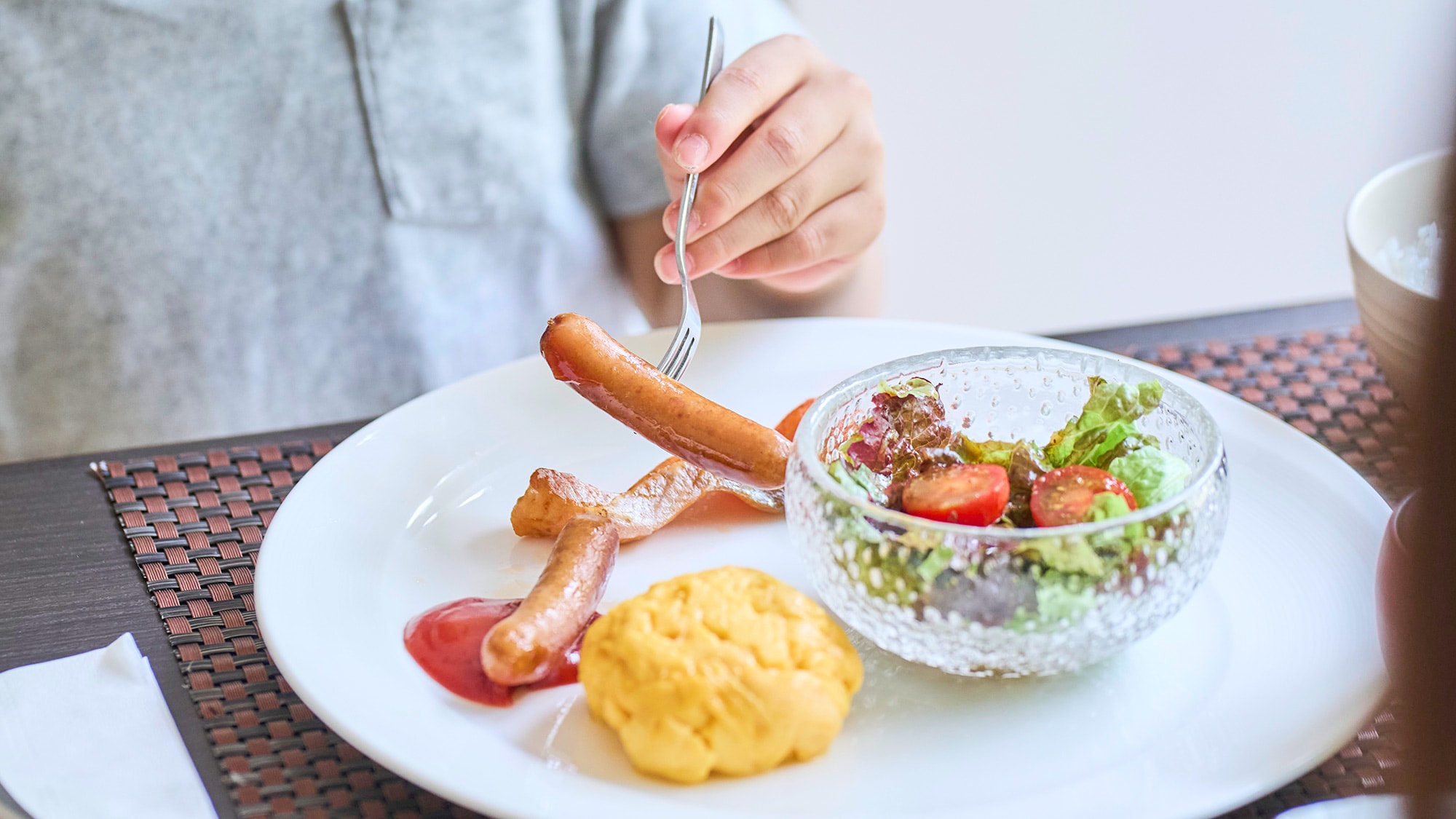 ・[Sarapan/Anak-anak] Kami juga menyediakan sarapan anak-anak yang dibuat dengan bahan-bahan favorit anak Anda, seperti hidangan salmon dan telur.