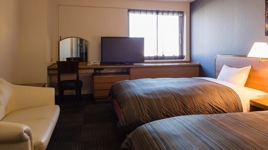 <雙床房> 有兩張床和一張沙發。