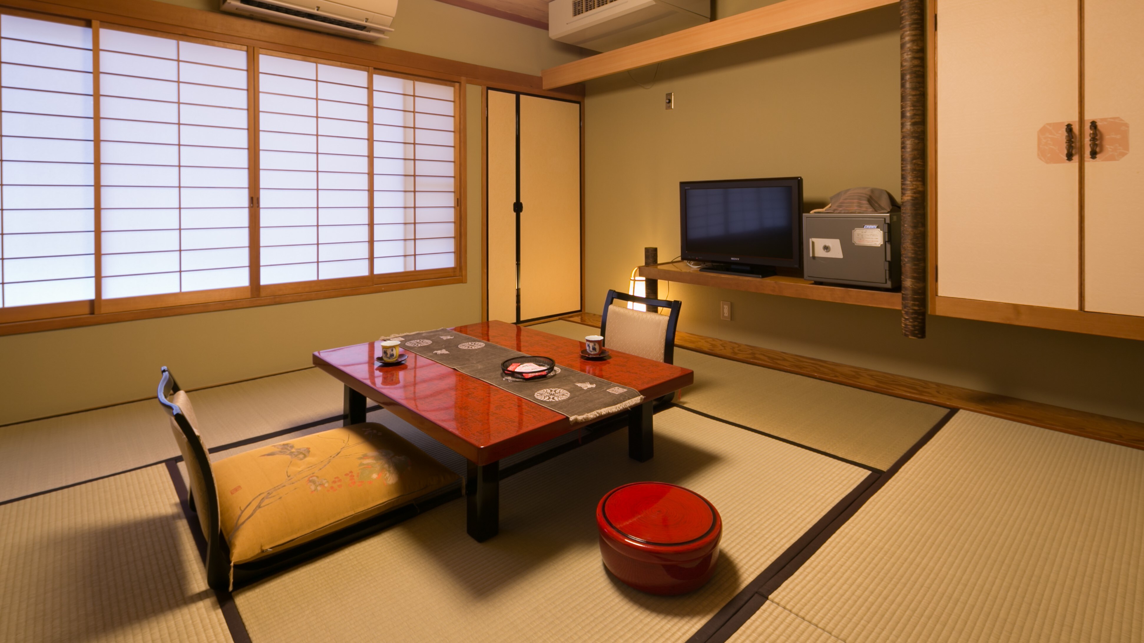 ・ Pure Japanese style 8 tatami mat type hot spring town side guest room