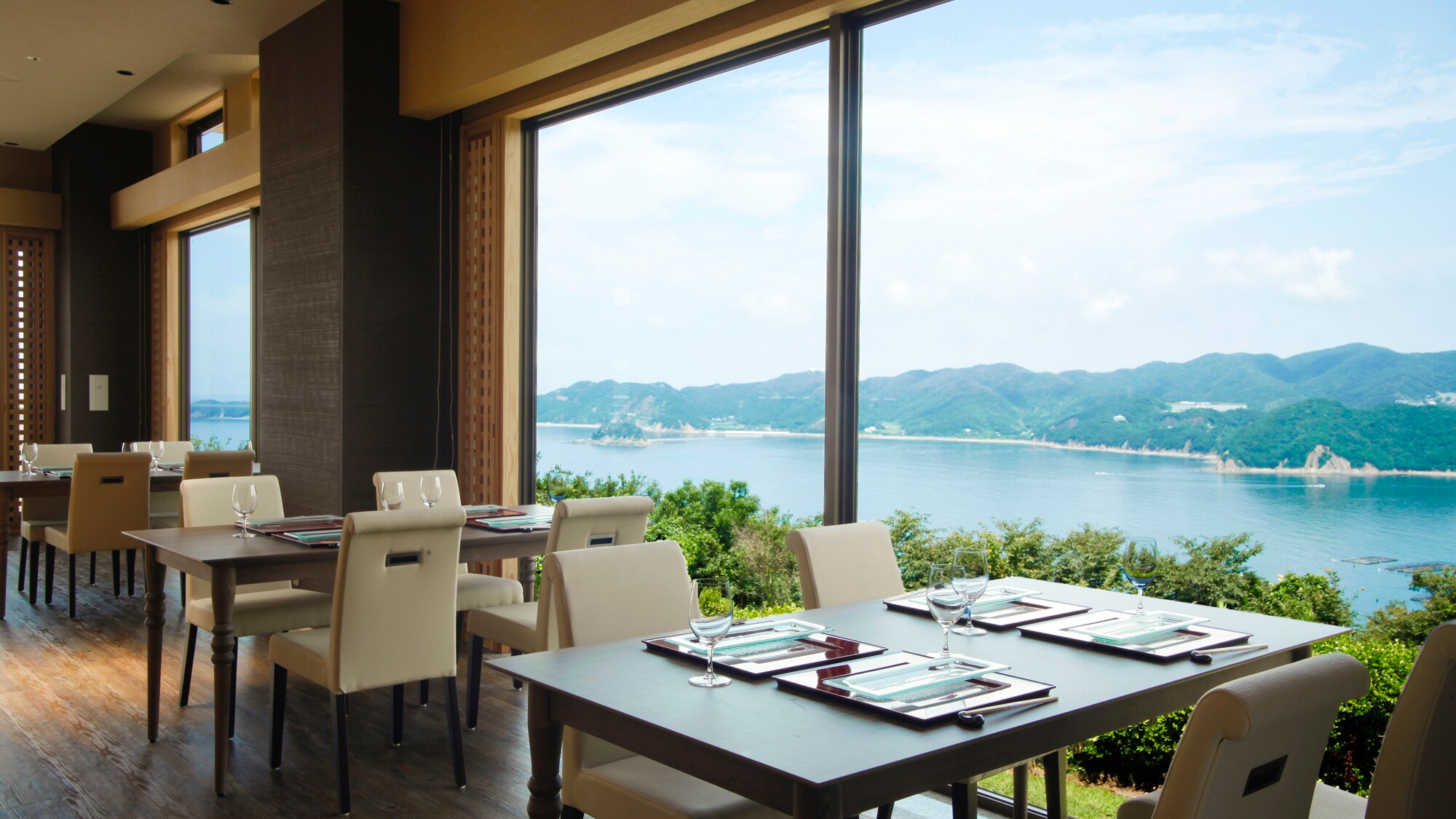 Pemandangan Selat Naruto dari jendela yang terbuka lebar [Dining Hanagiri -HANAGIRI-]