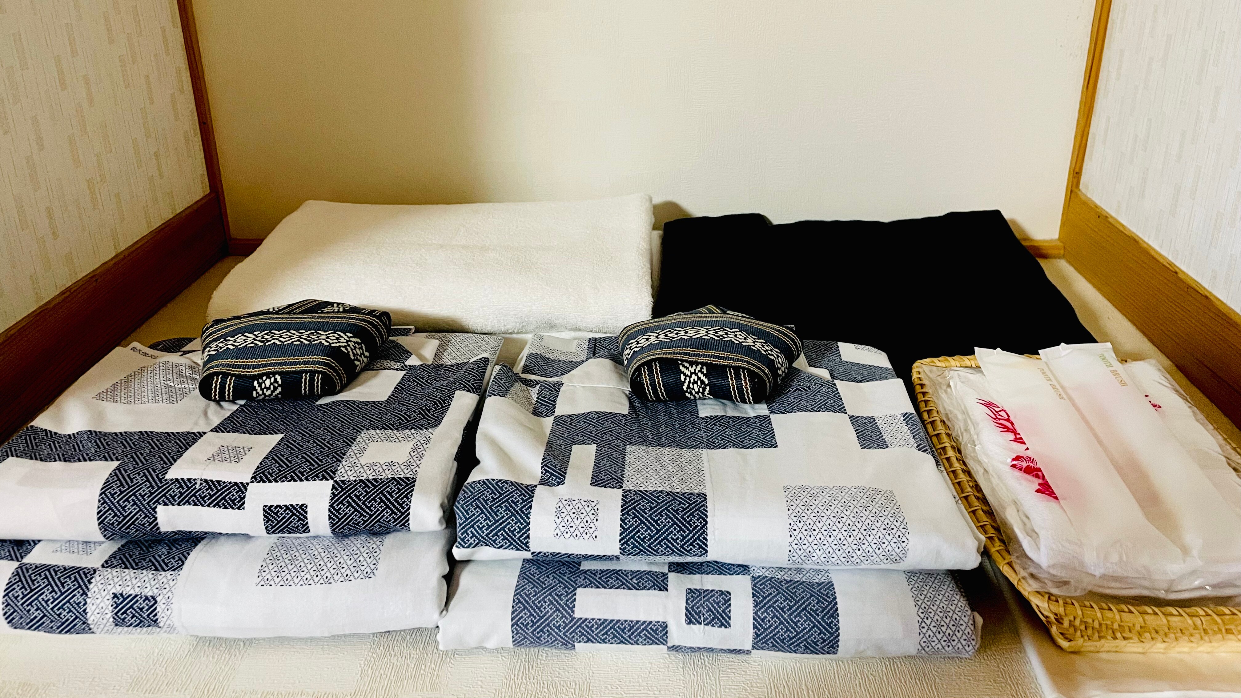 Bath towels, yukata robes, and haori coats are provided in the guest rooms.