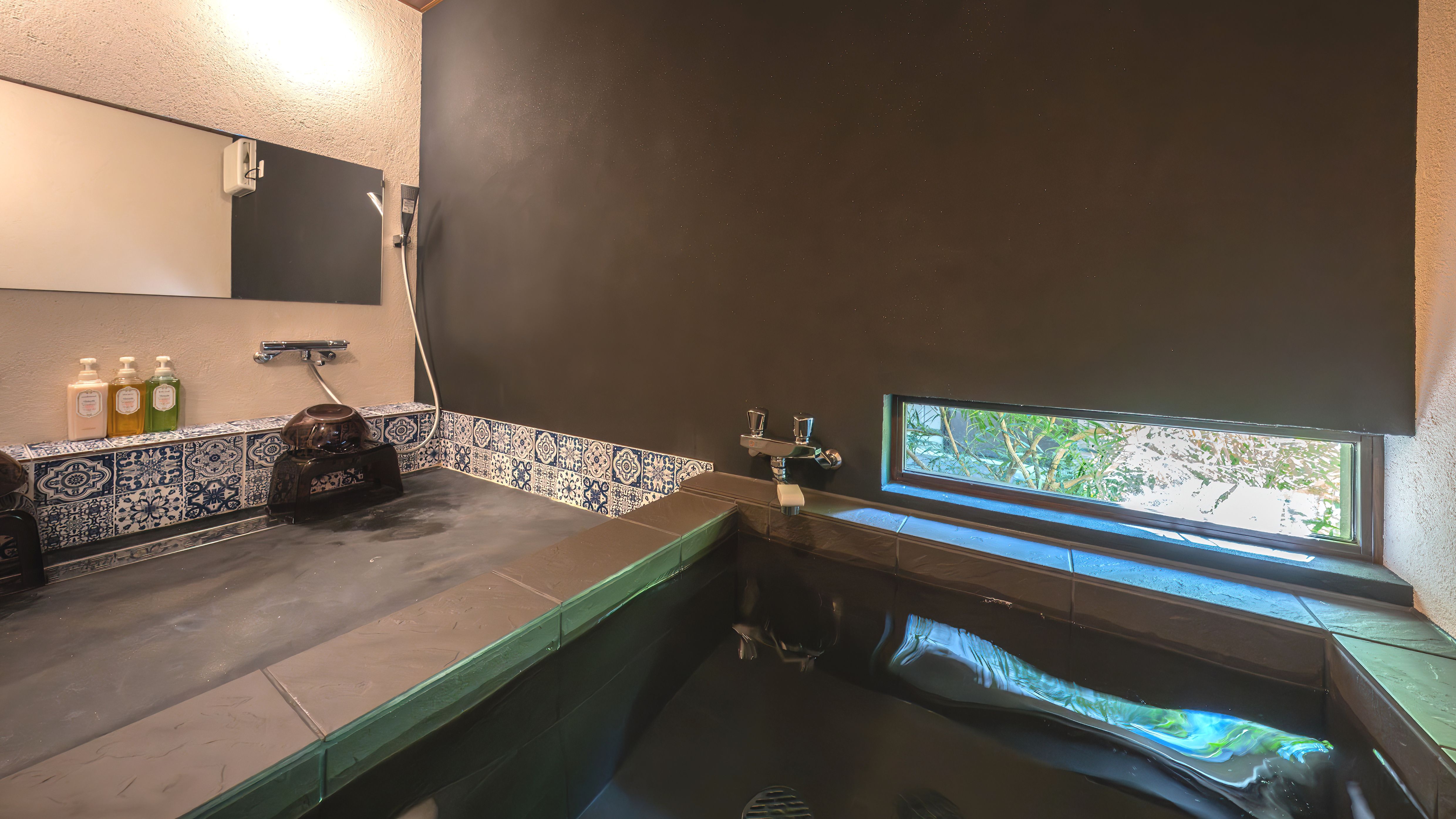 [Bath] Private bath/Relax in a private space while looking out at the courtyard garden.