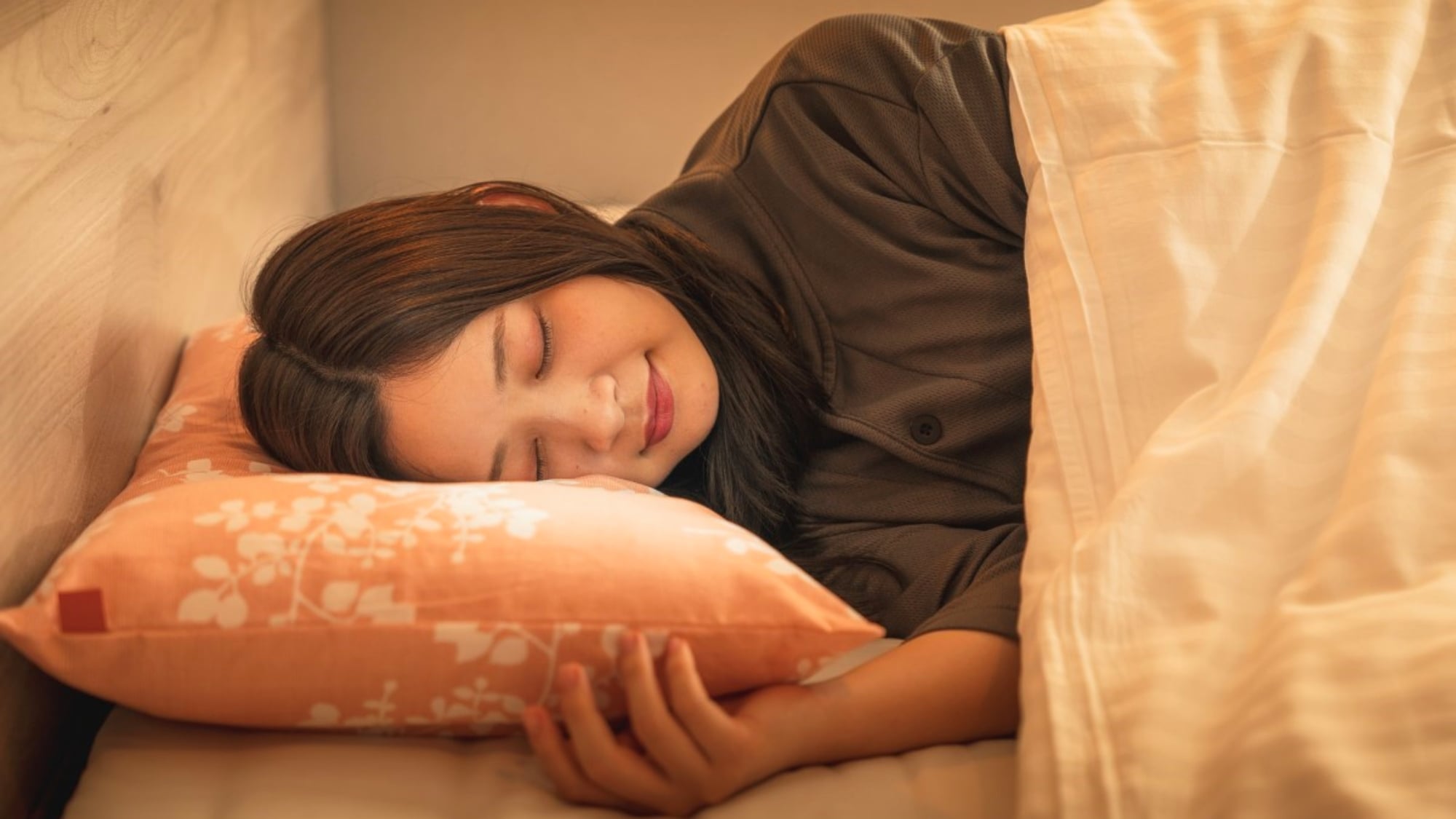 使用「Jibunmakura」聯名枕頭，享受一夜好眠。