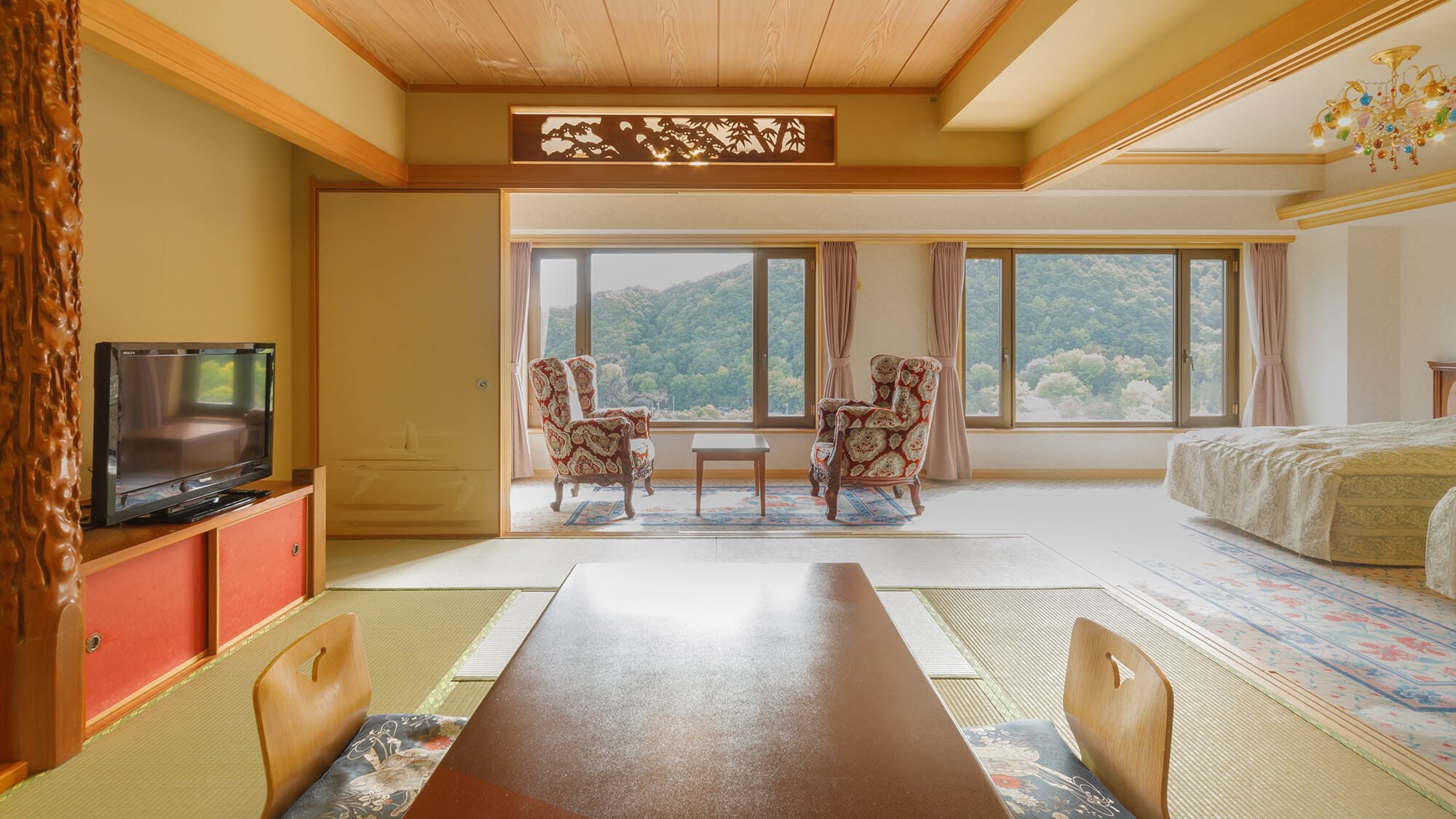 [New building] Japanese-Western style room (Japanese-style room 10-12 tatami mats + 2 beds) / Ideal for futon and bed groups.