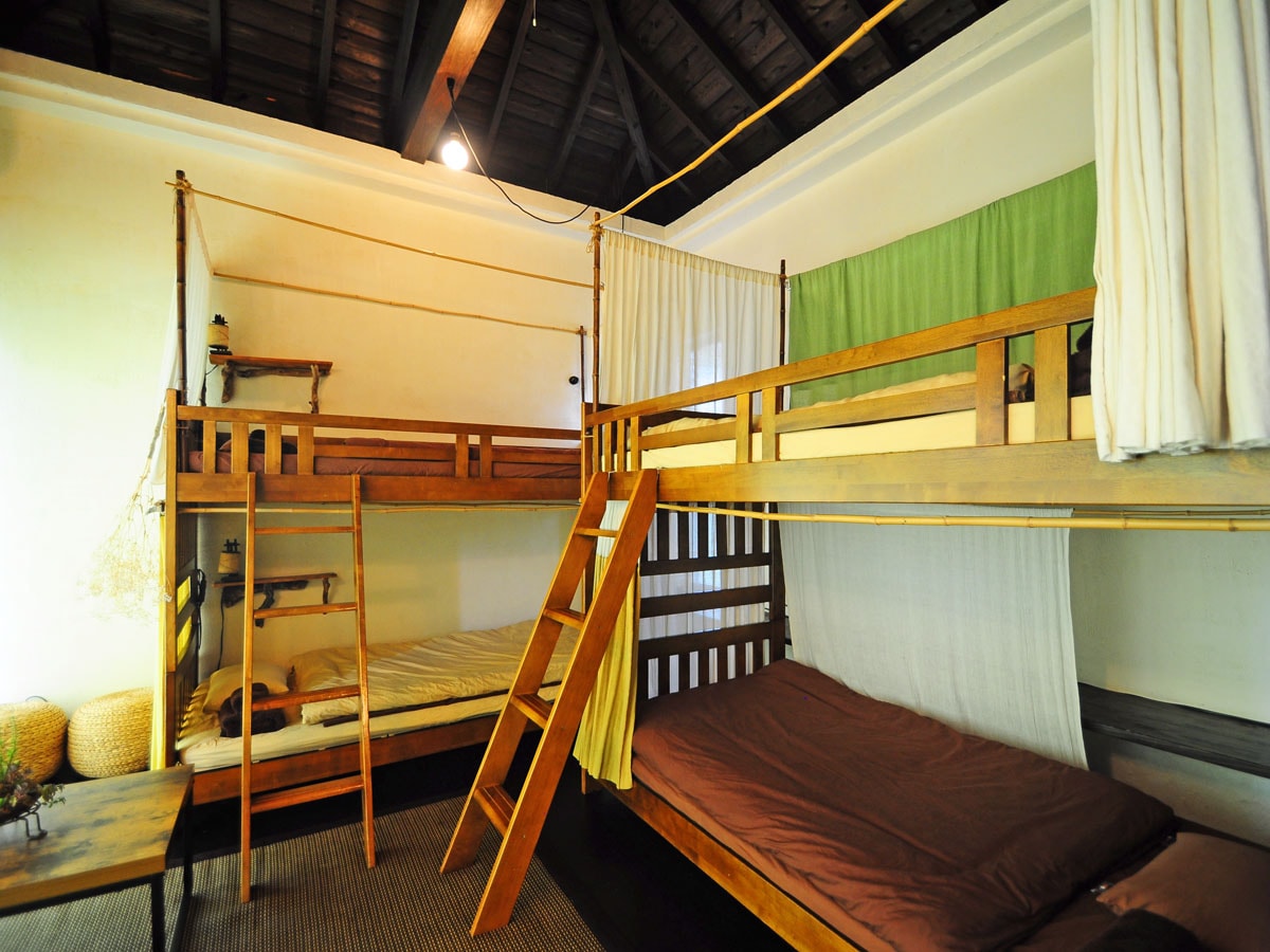 [Quadruple room (bunk bed & times; 2)] Even friends can rest assured that each bed has a curtain and lamp!