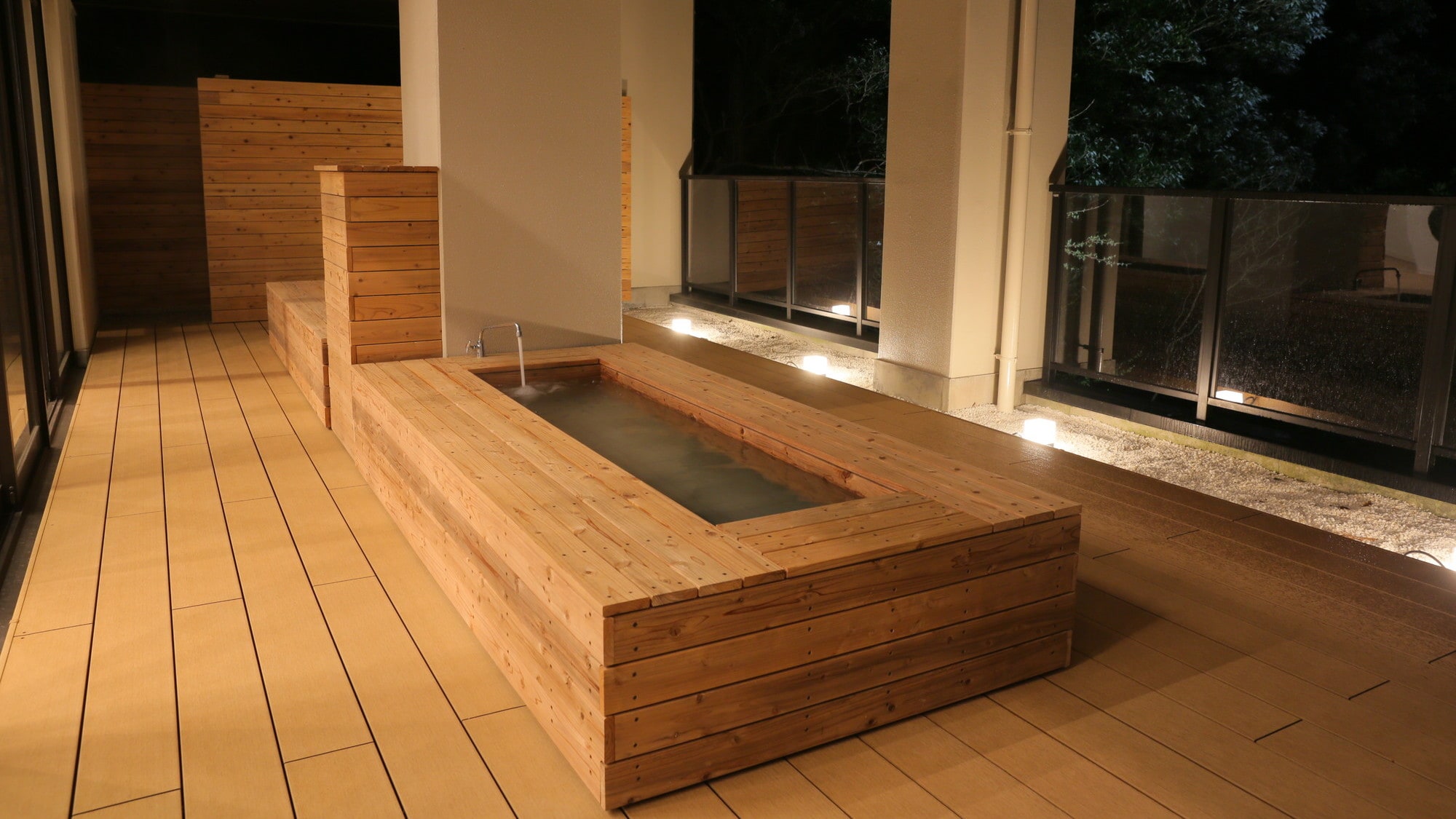 A hot spring terrace that you can easily use