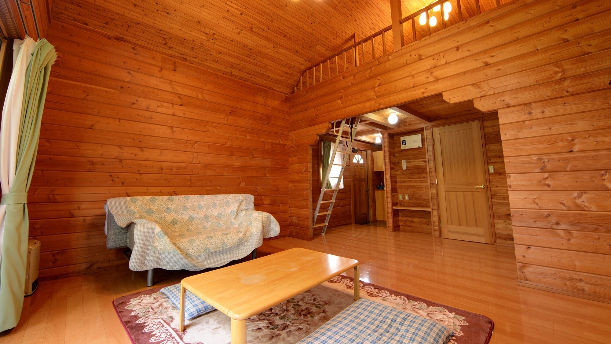 *[Log House / Sakuratei Nanboku] เป็นห้องแบบเปิดโล่งที่มีเพดานเปิดโล่ง