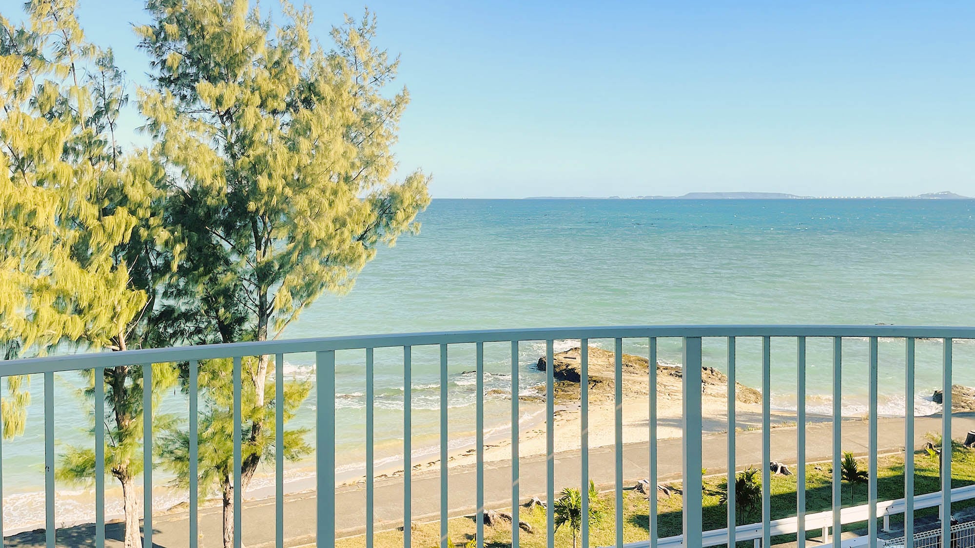 ・[Balcony] Enjoy the magnificent view of the ocean all to yourself. Relax with the sound of the waves and the pleasant sea breeze.