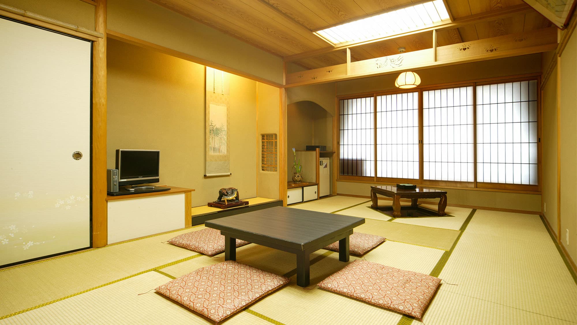・[Tòa nhà chính] Một căn phòng theo phong cách Nhật Bản thoang thoảng mùi hương của chiếu tatami.