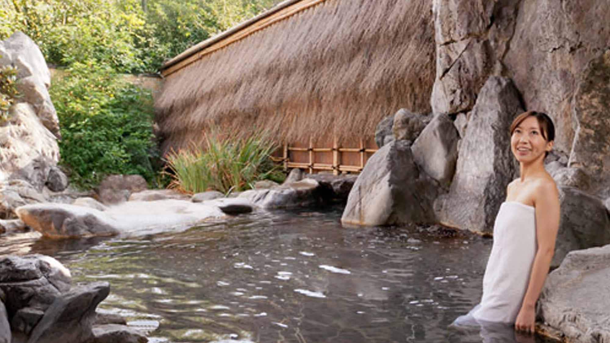 [Open-air bath, Sora no Yu] The women-only open-air bath "Sora no Yu." Enjoy the soft hot spring water while gazing at the refreshing greenery.