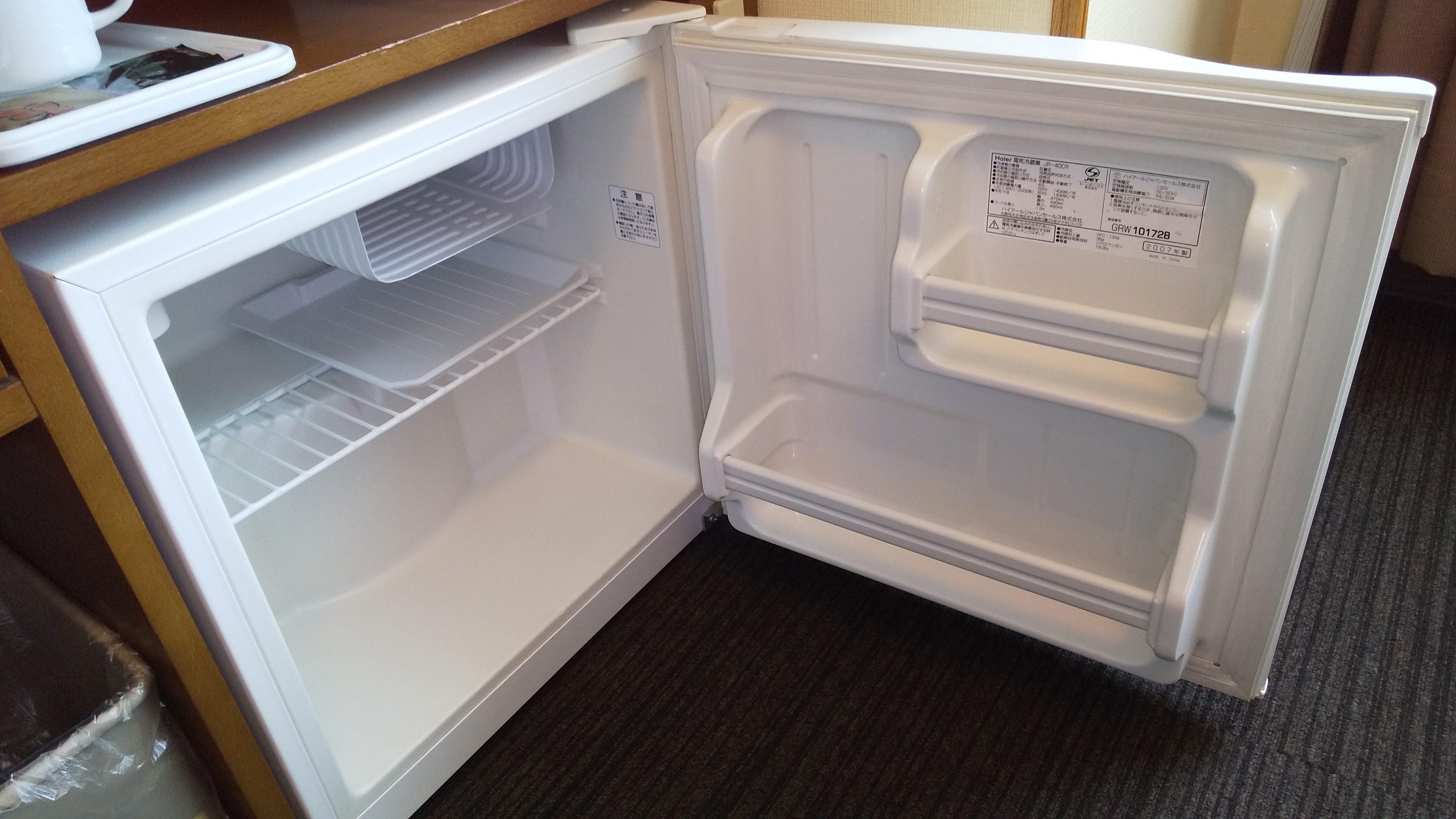 Room refrigerator