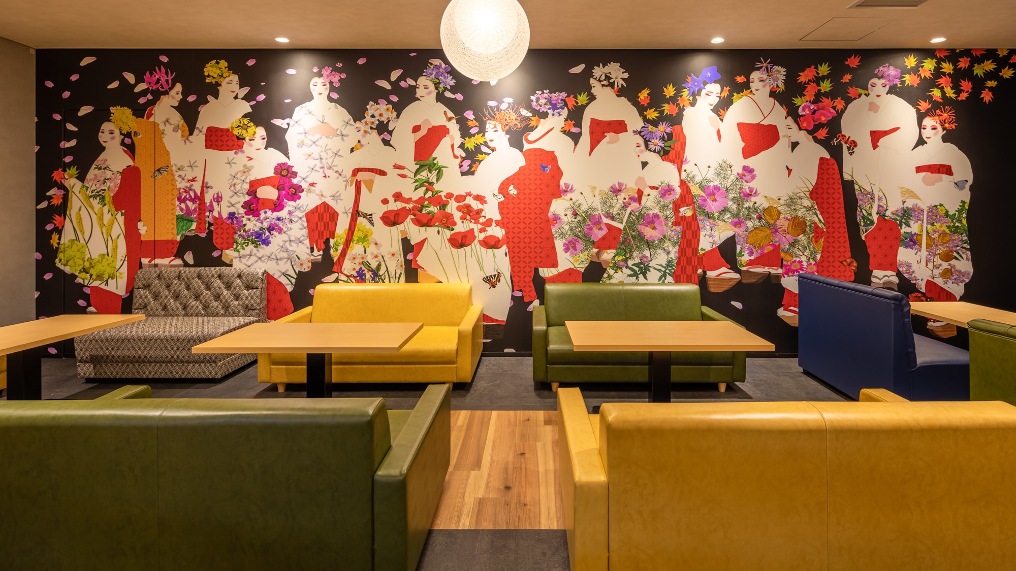[Kafe Perpustakaan] Anda dapat merasakan Kyoto dengan seni maiko mengenakan kimono cantik yang dilukis di sebagian dinding.