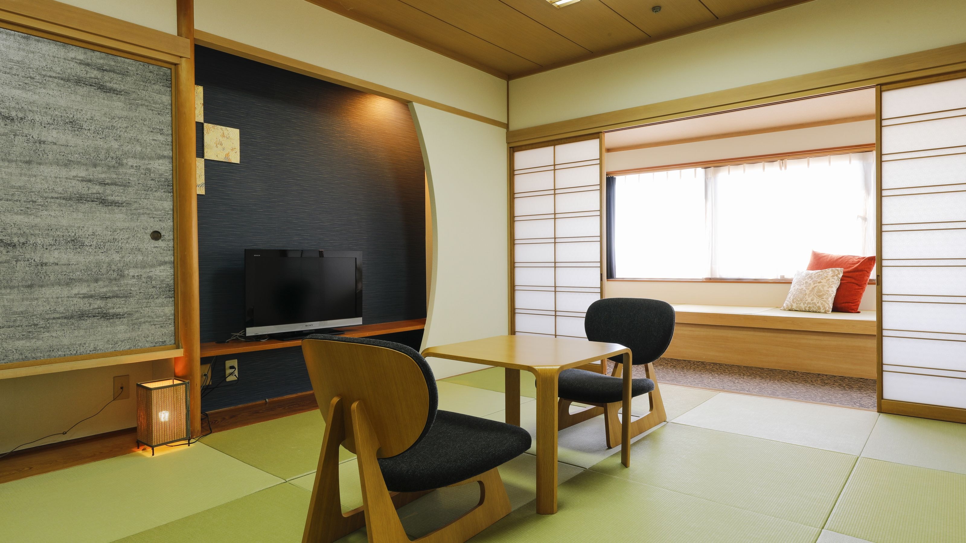 * ตัวอย่างห้องสไตล์ญี่ปุ่น: ห้องที่มี Wi-Fi และห้องอาบน้ำและห้องสุขา