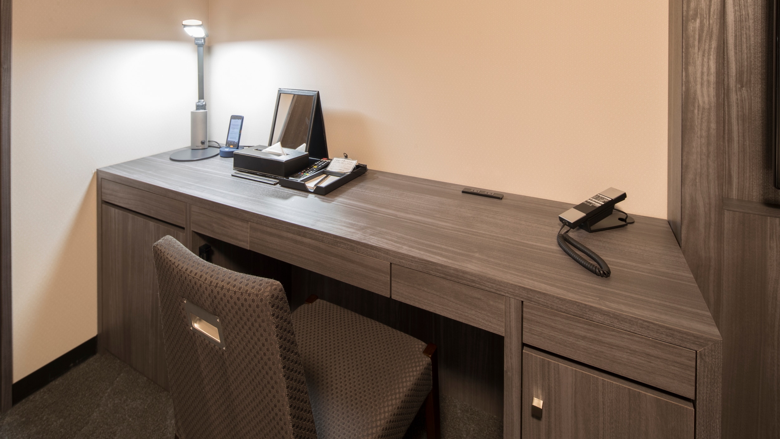 Hollywood Twin/Triple Room with Desk ■The spacious desk and large folding mirror make it easy to put on makeup♪