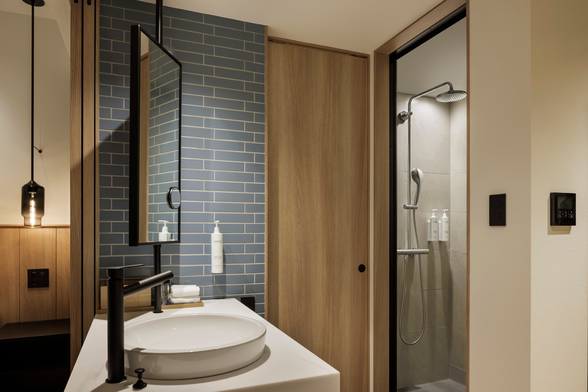 Bathroom: The bath and toilet are separate, so you can use your time effectively when preparing for your morning outing.