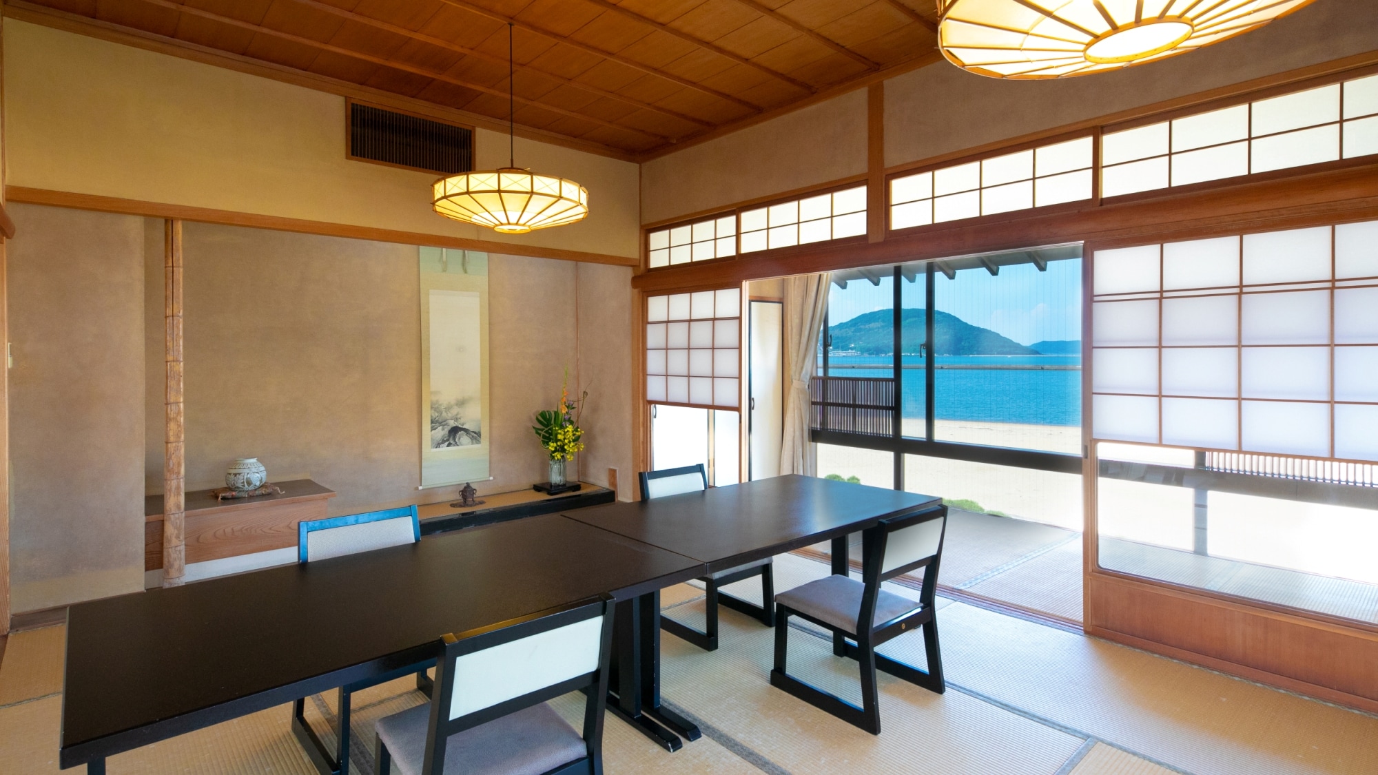 Tòa nhà chính 20 tấm chiếu tatami / Phòng lâu đài Từ các cửa sổ ở ba phía, bạn có thể ngắm nhìn phong cảnh của Nishinohama và Lâu đài Karatsu.