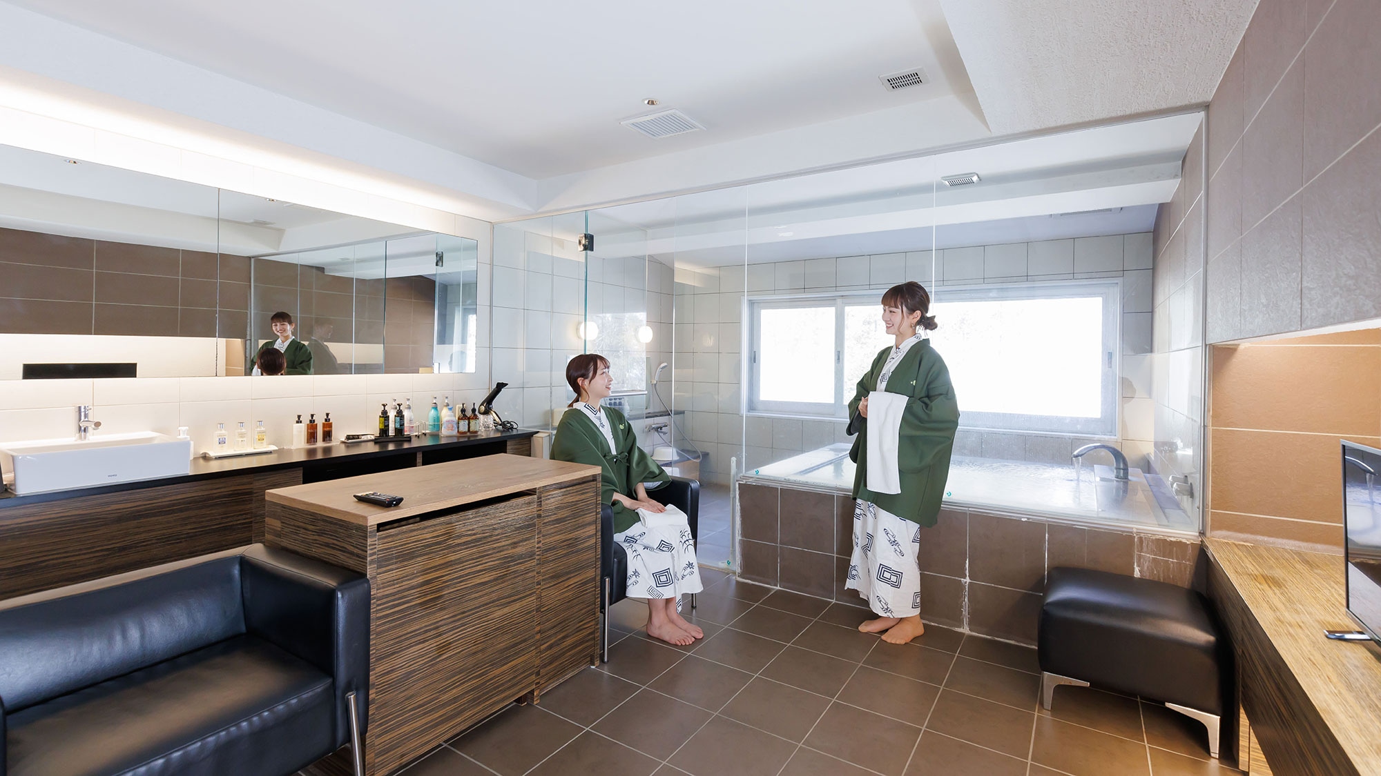 [独立浴室] 宽敞的休息室，配有电视、沙发和冰箱