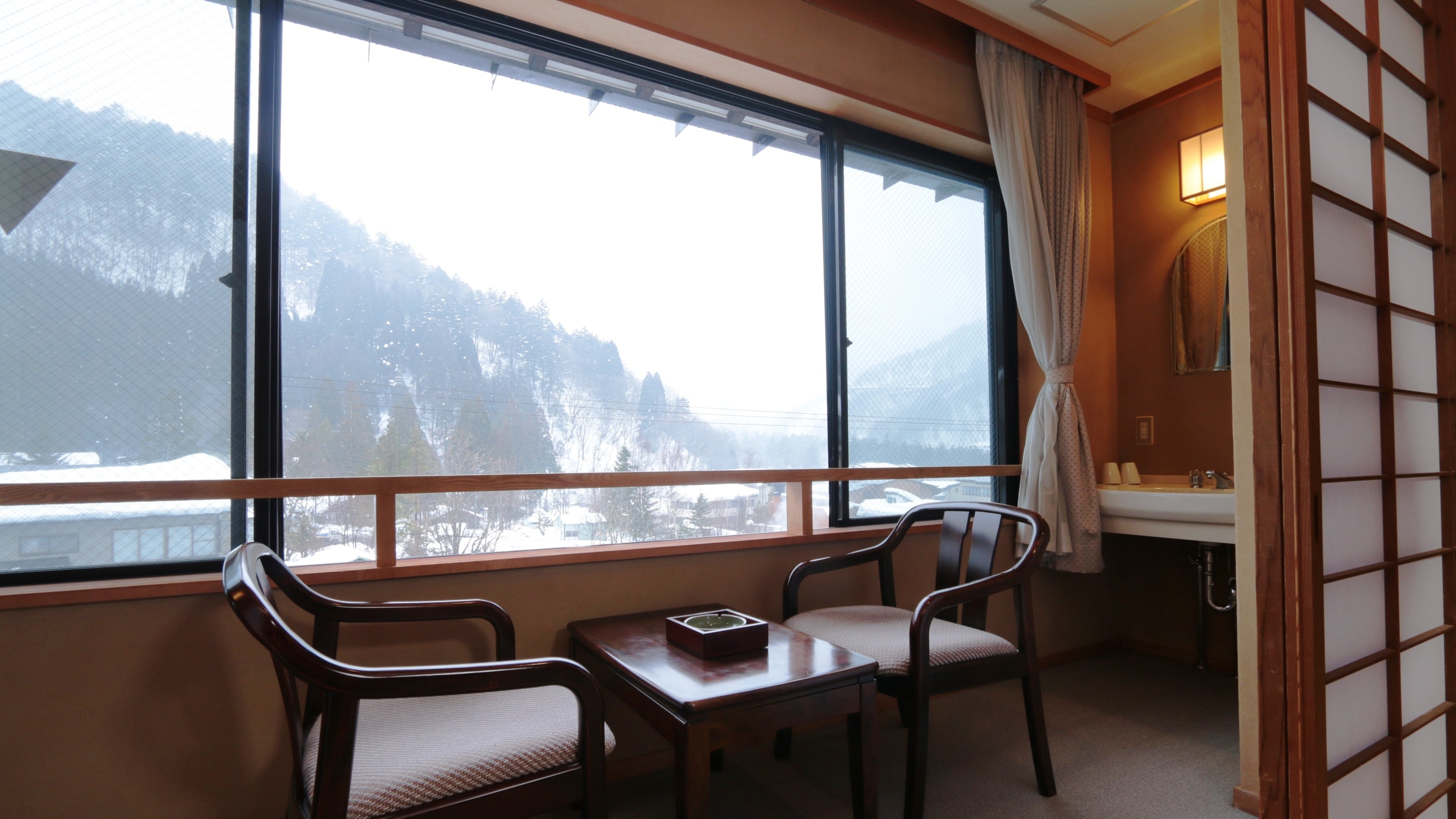 ★[Guest Room] New building, 10 tatami mats. Stretch your legs and relax, or lie down after a bath.