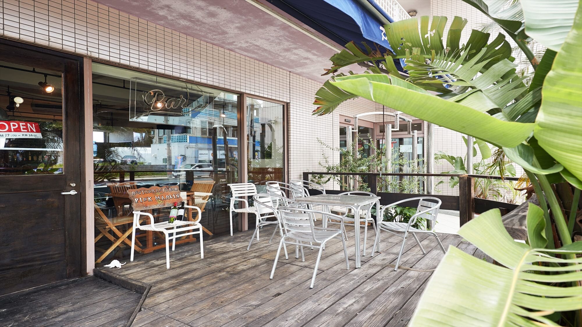 [1F Cafe & Pool Bar] สัมผัสอากาศธรรมชาติภายนอก...