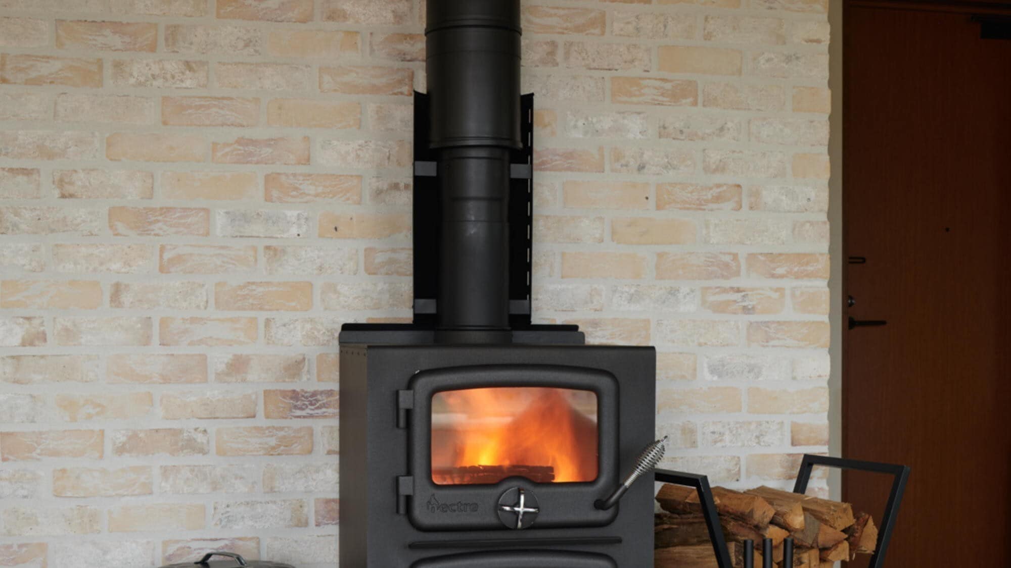 [Deluxe Suite 121 square meters] A room equipped with a fireplace