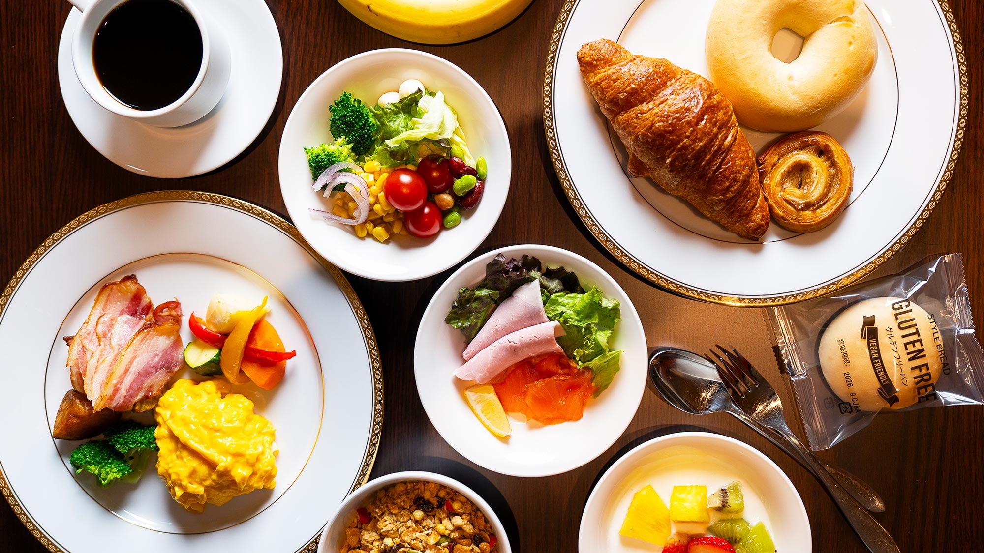 [Breakfast buffet] You can freely combine freshly baked bread, traditional hotel curry, homemade Chinese porridge, and vegetables.